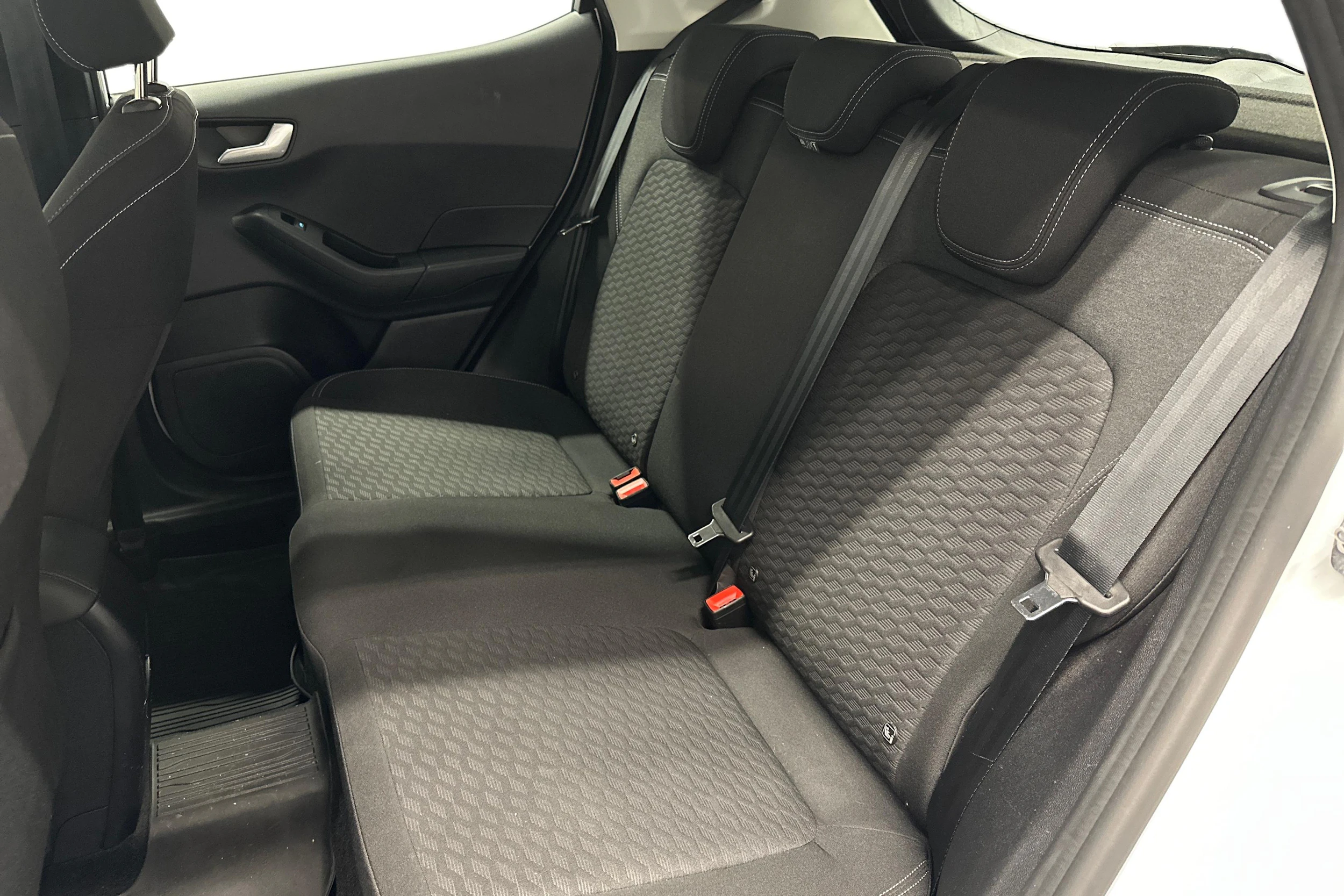 valkoinen Ford Fiesta 2023 kuva 8.