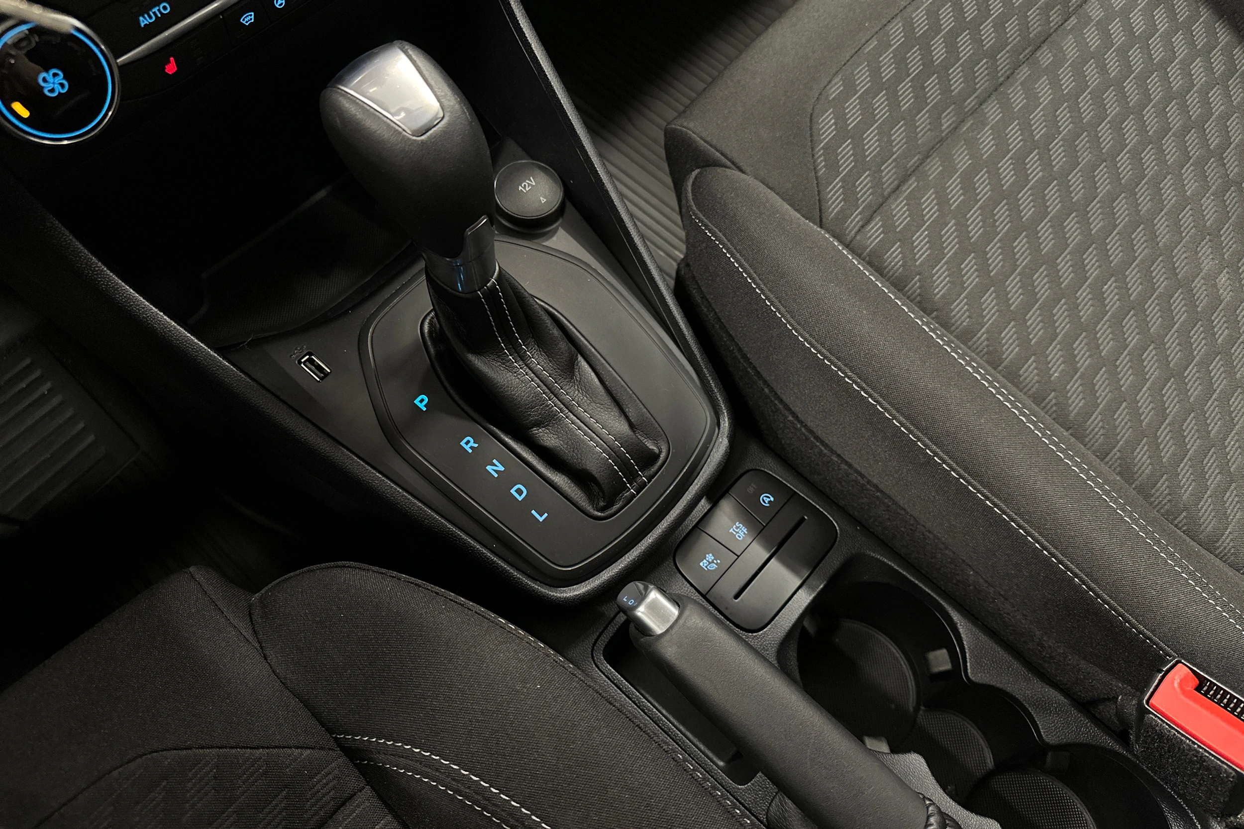 valkoinen Ford Fiesta 2023 kuva 26.