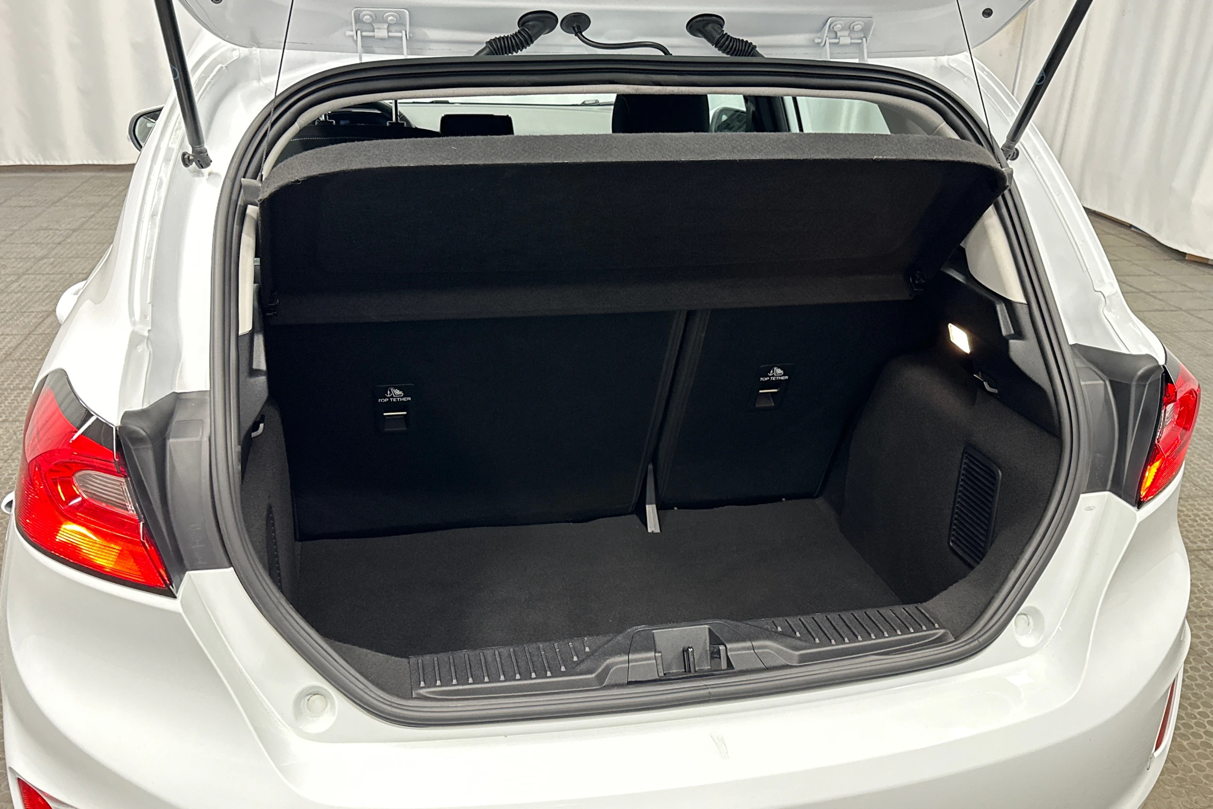 valkoinen Ford Fiesta 2023 kuva 27.