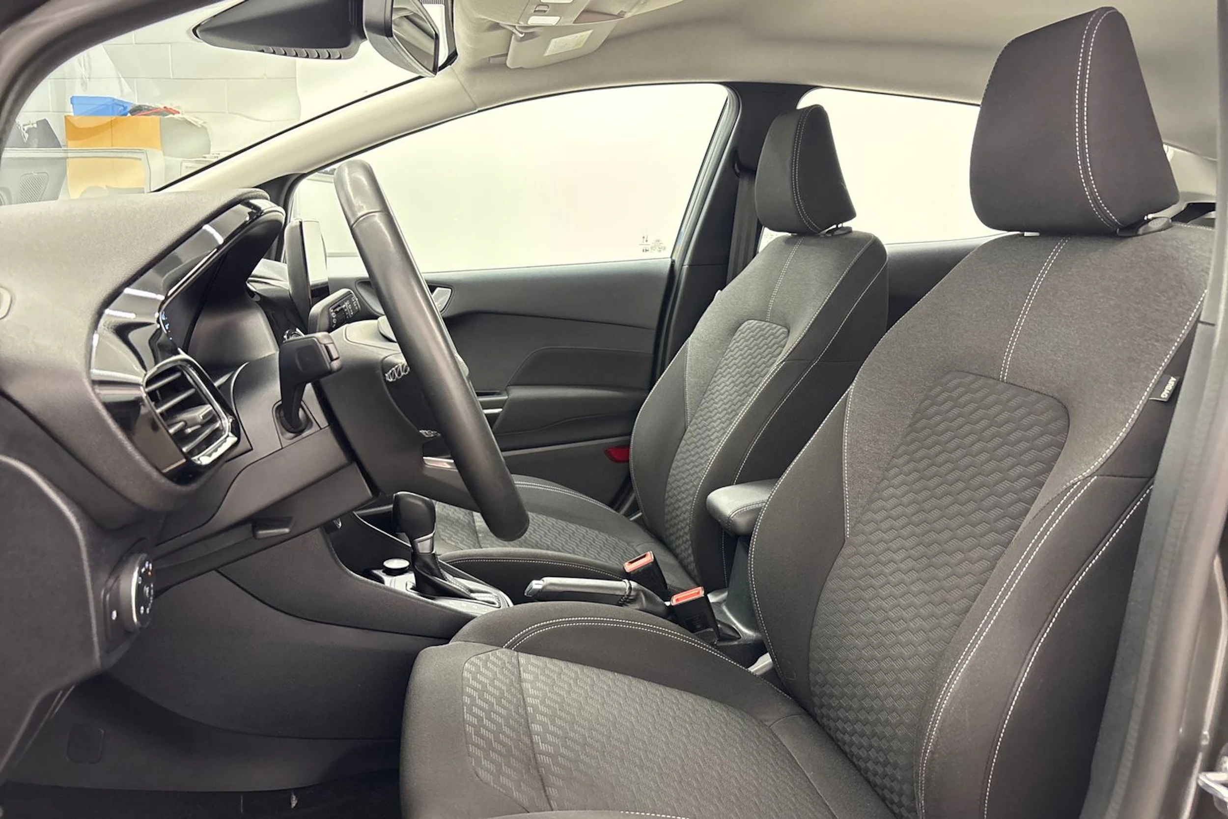harmaa Ford Fiesta 2023 kuva 11.
