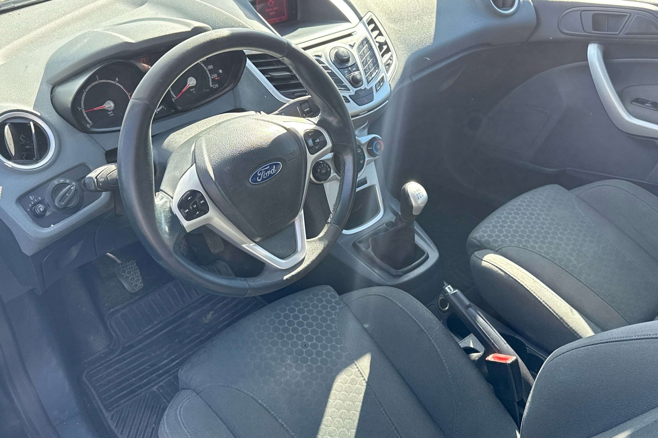 musta Ford Fiesta Van 2011 kuva 3.