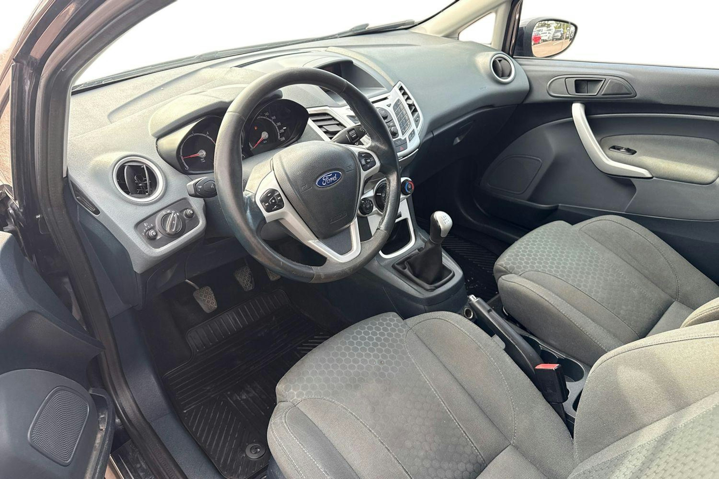 musta Ford Fiesta Van 2011 kuva 7.