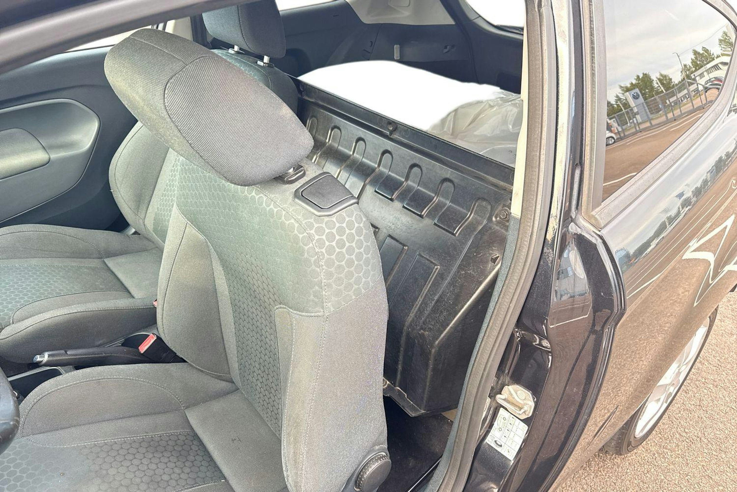 musta Ford Fiesta Van 2011 kuva 10.