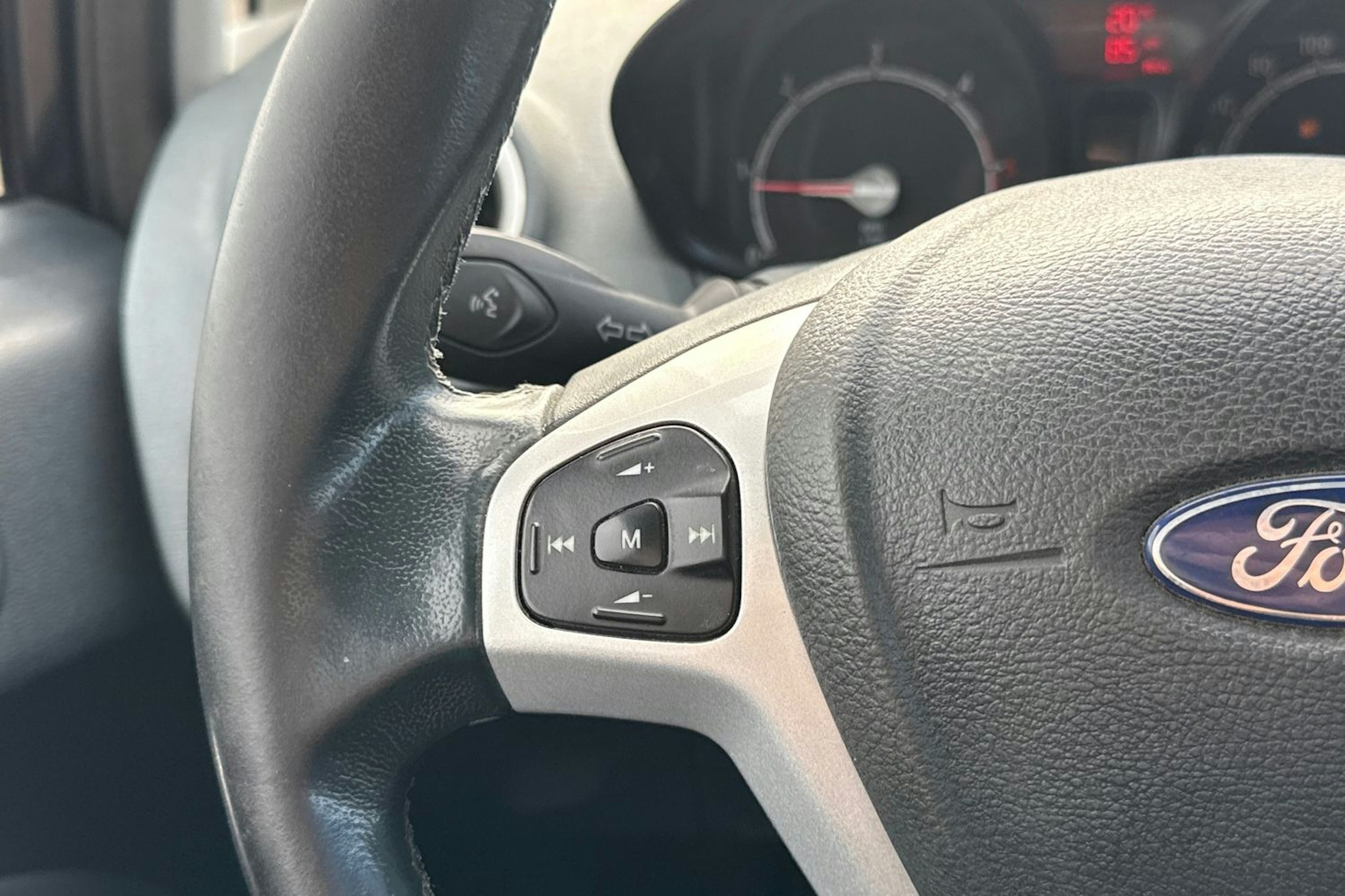 musta Ford Fiesta Van 2011 kuva 17.