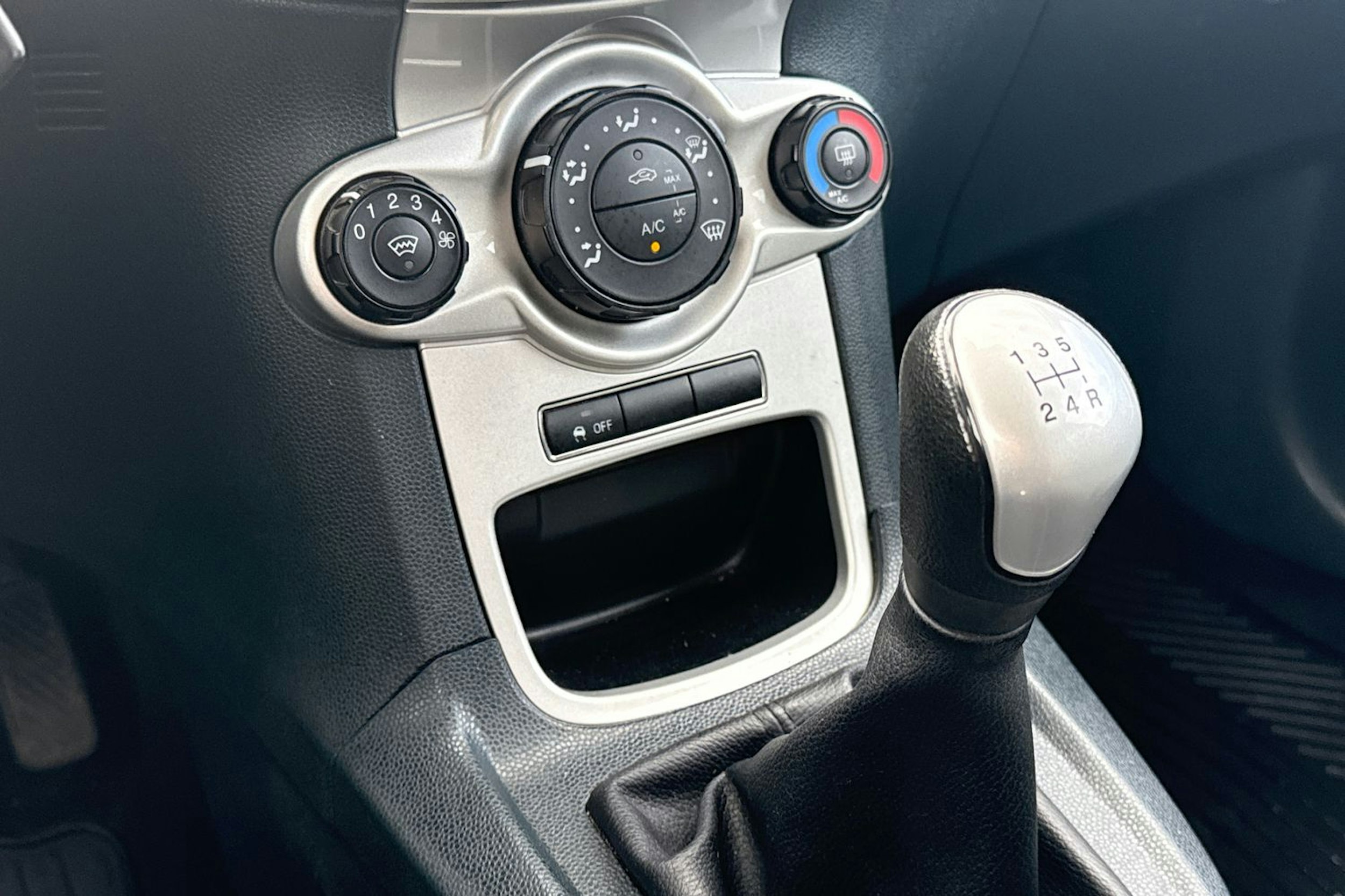 musta Ford Fiesta Van 2011 kuva 20.