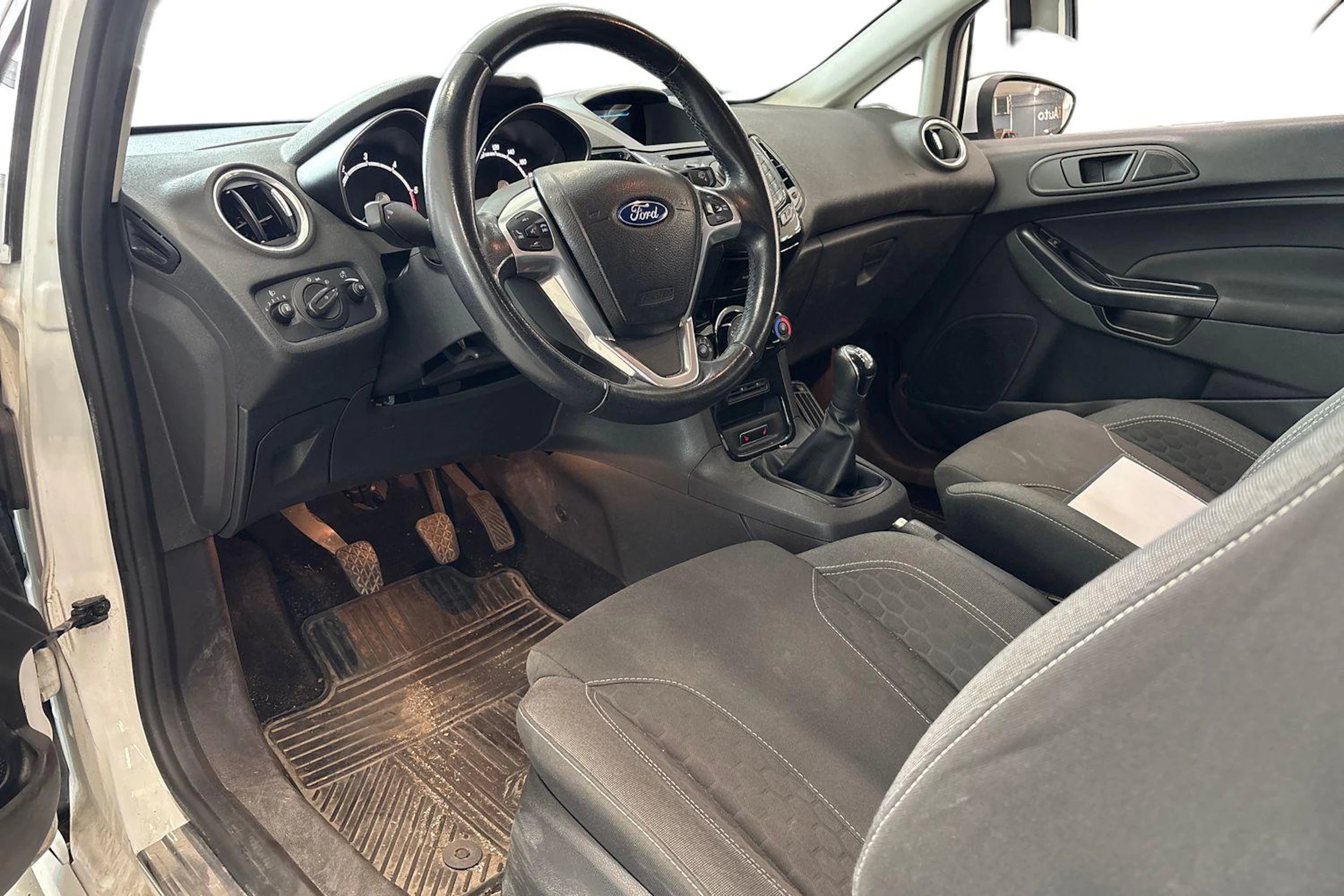 valkoinen Ford Fiesta Van 2013 kuva 3.