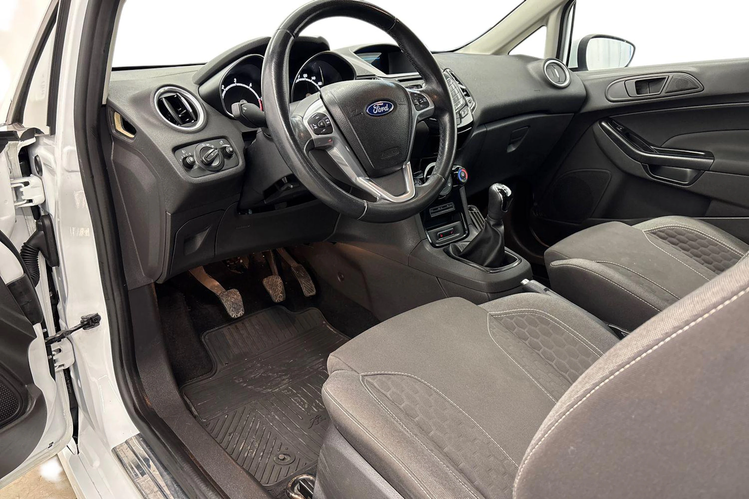 valkoinen Ford Fiesta Van 2013 kuva 8.