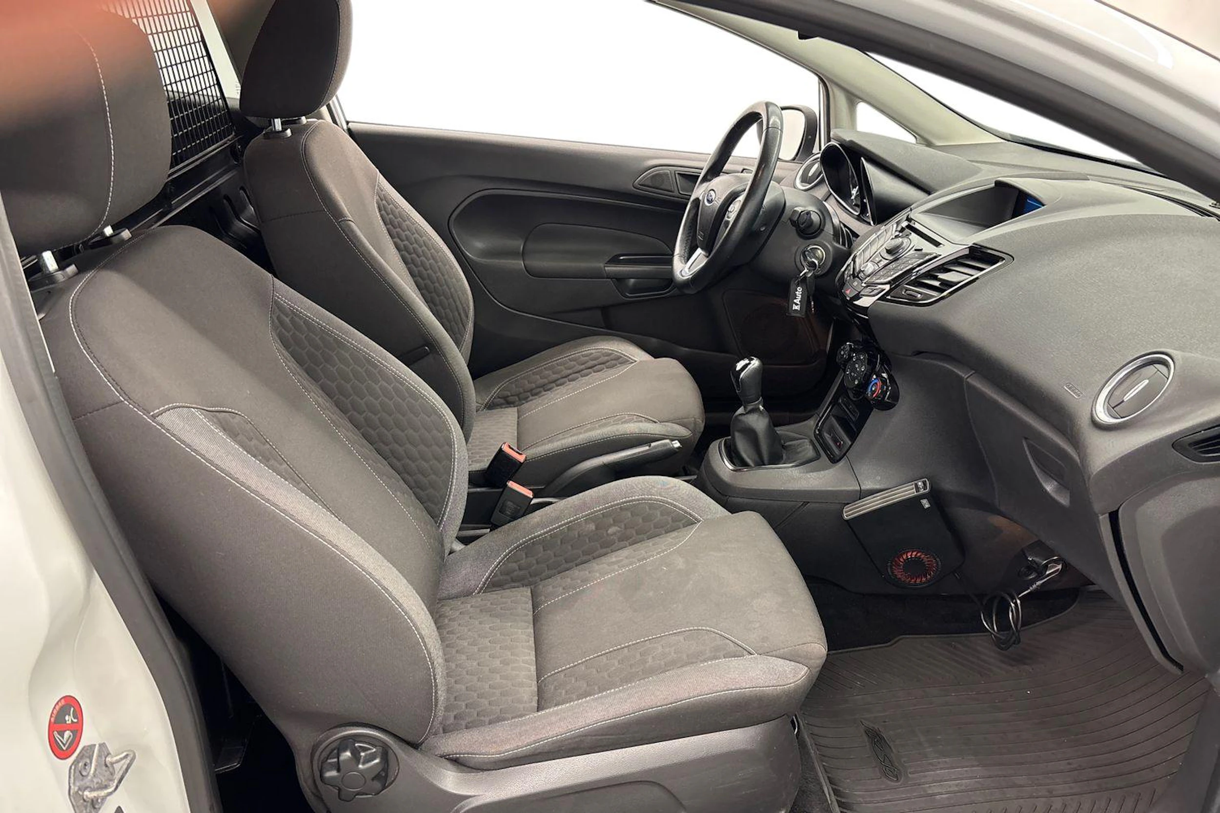 valkoinen Ford Fiesta Van 2013 kuva 11.