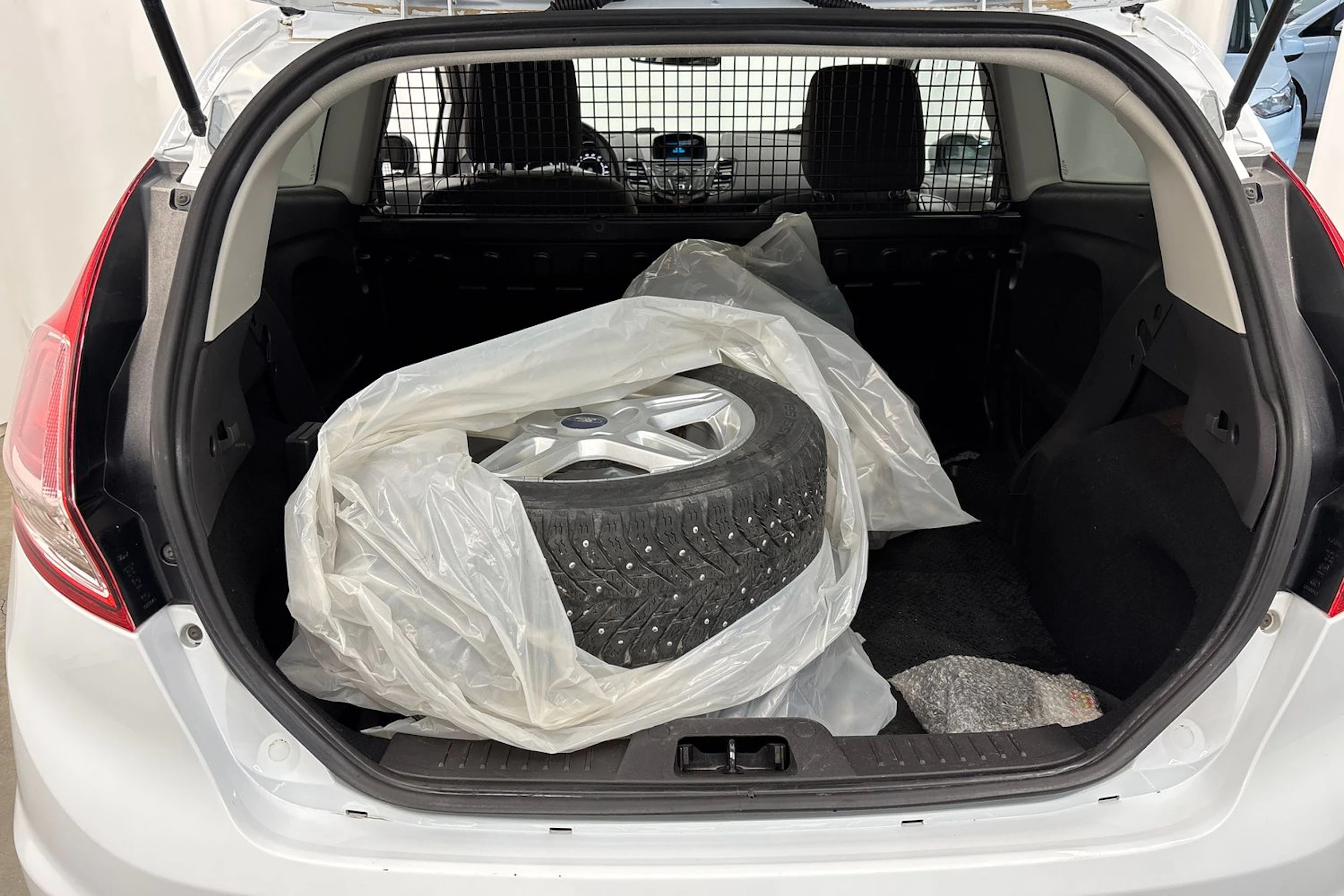 valkoinen Ford Fiesta Van 2013 kuva 15.