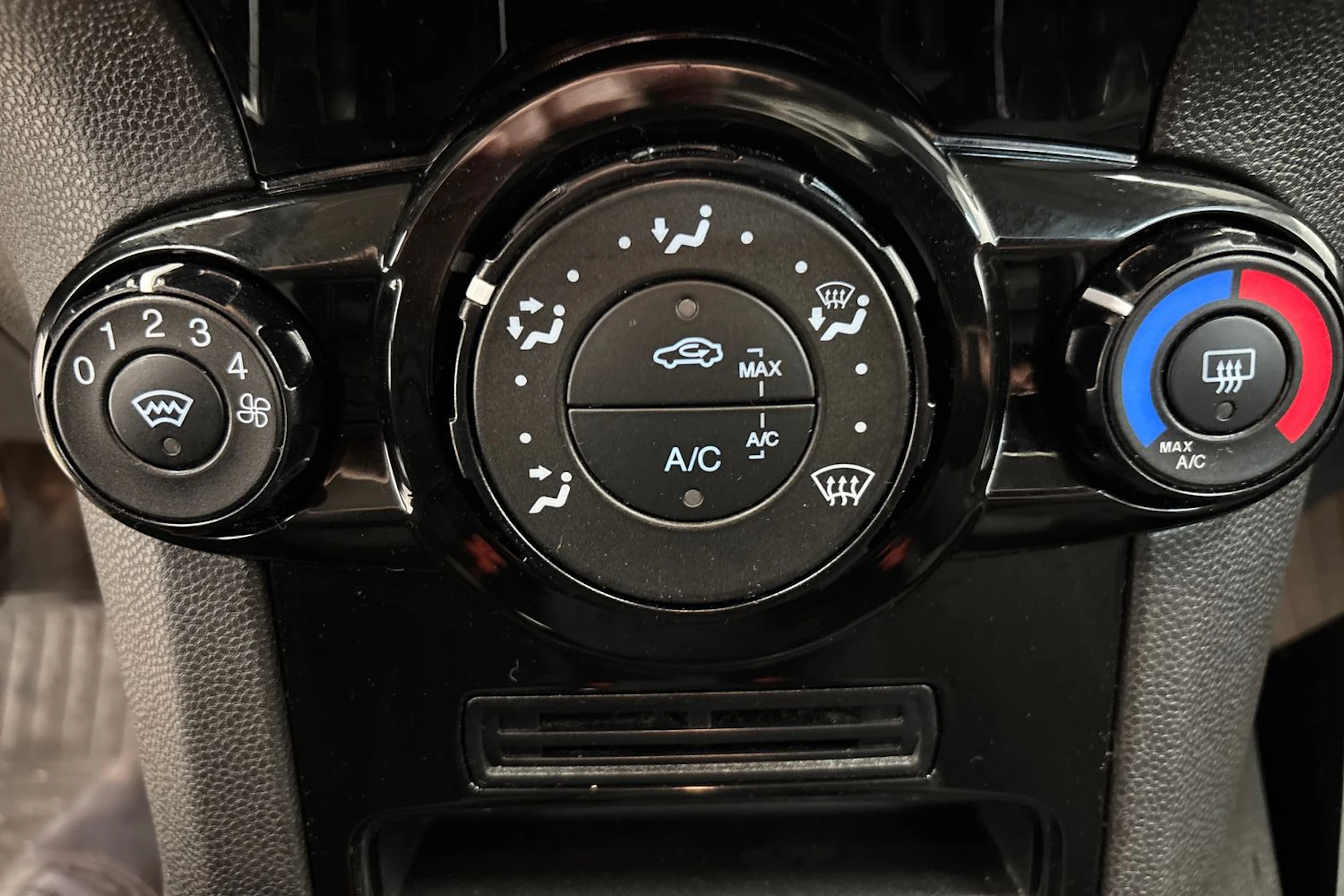 valkoinen Ford Fiesta Van 2013 kuva 17.