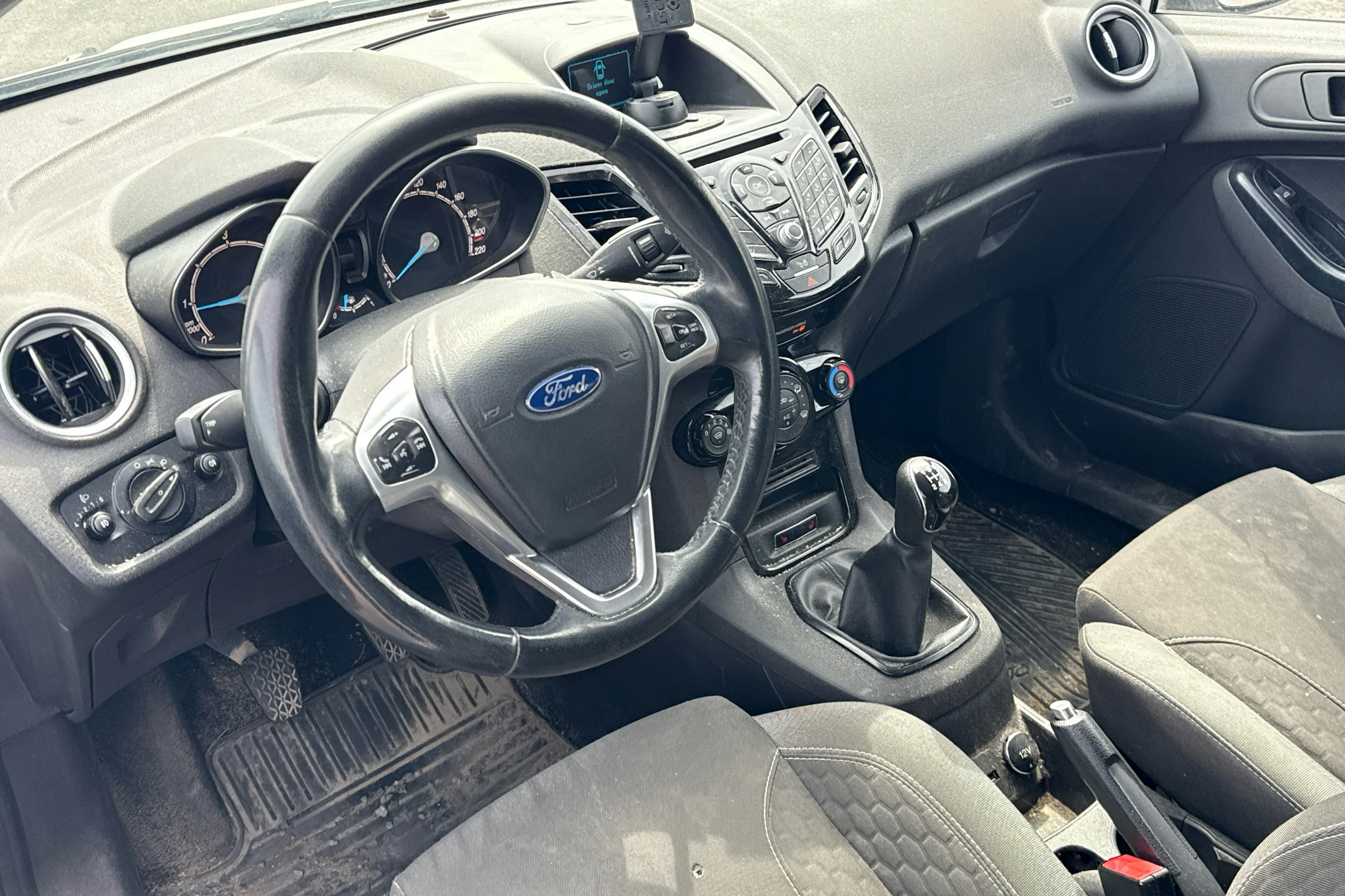 Valkoinen Ford Fiesta Van 2015 kuva 6.