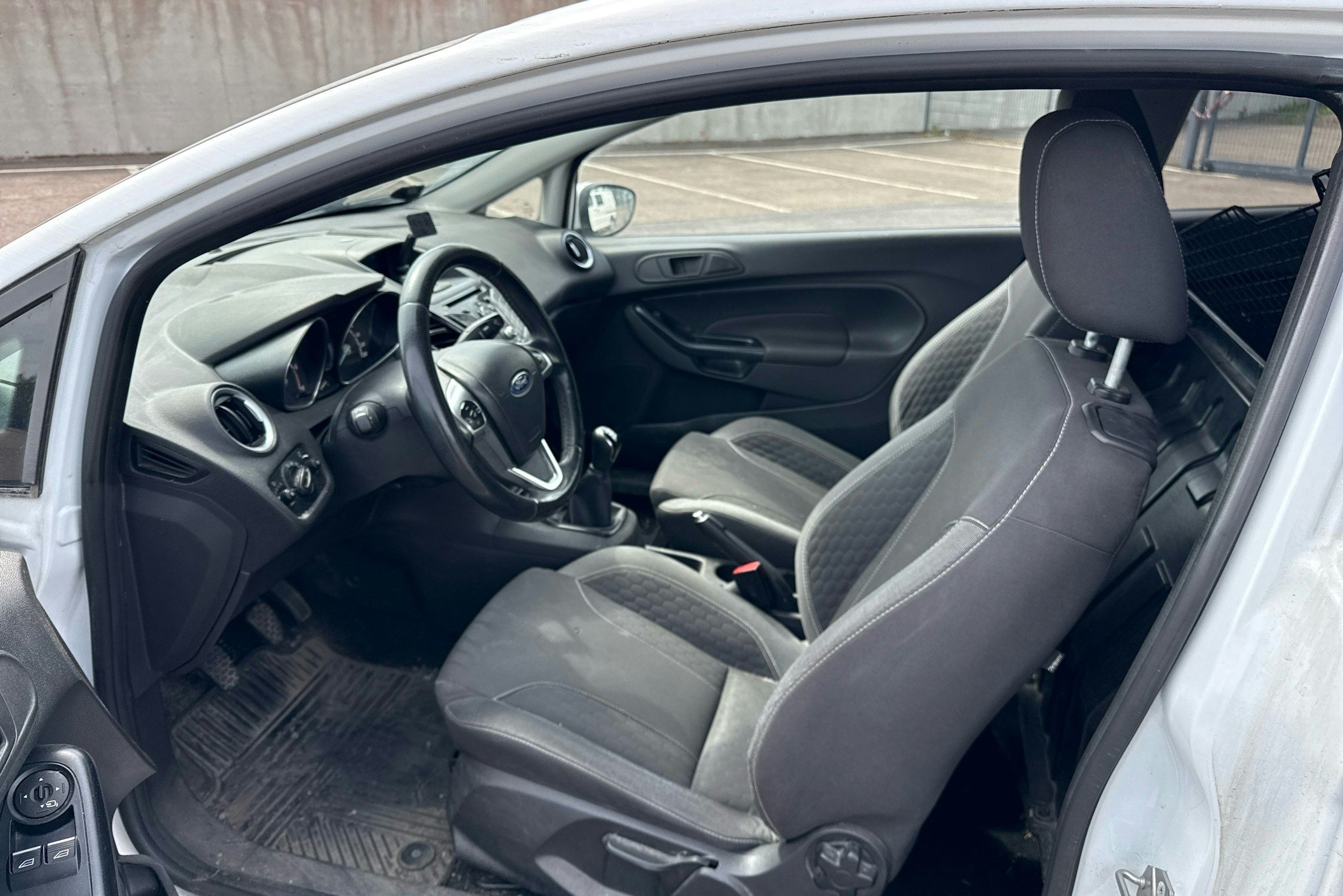 Valkoinen Ford Fiesta Van 2015 kuva 7.