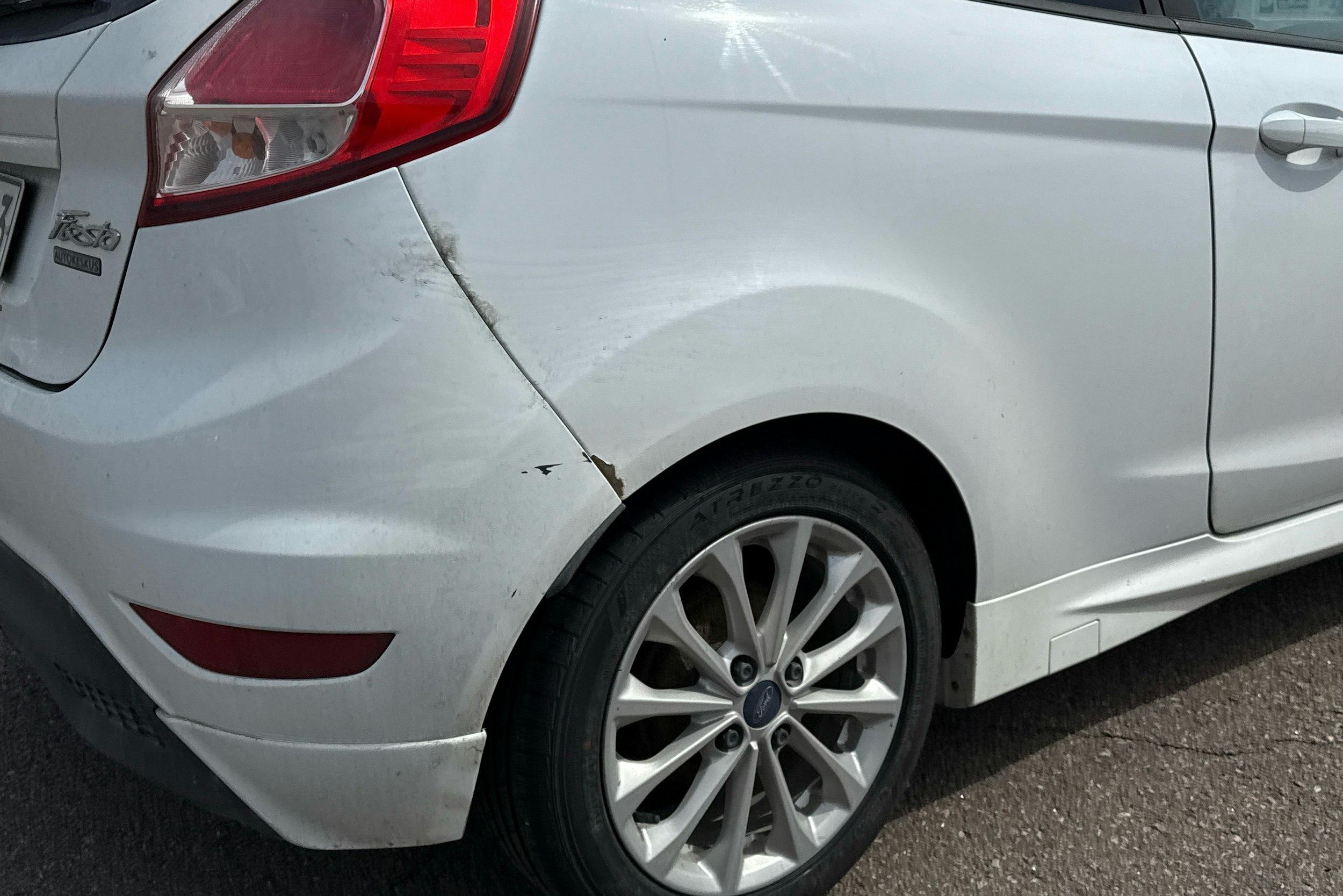 Valkoinen Ford Fiesta Van 2015 kuva 15.