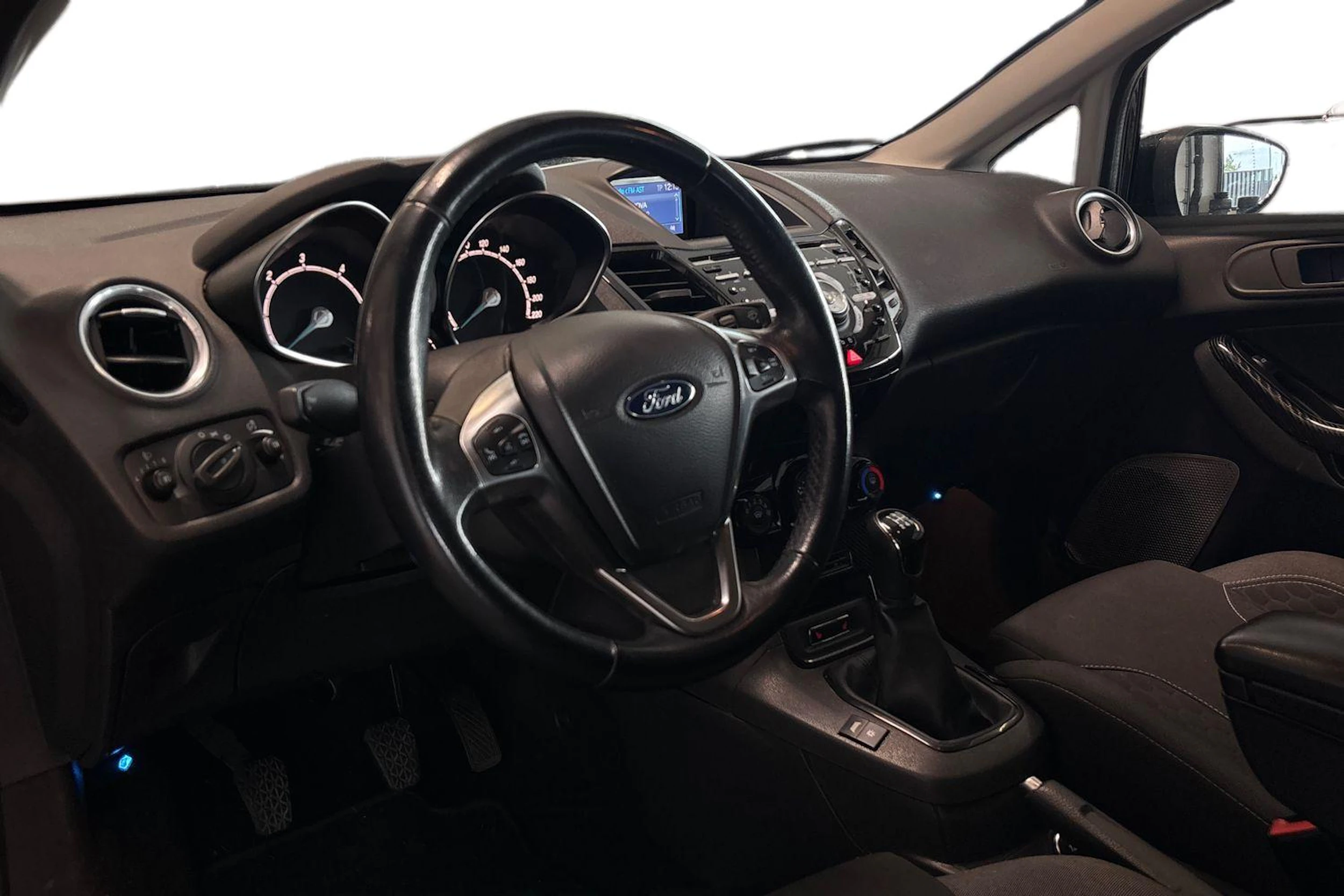 Musta Ford Fiesta Van 2015 kuva 3.