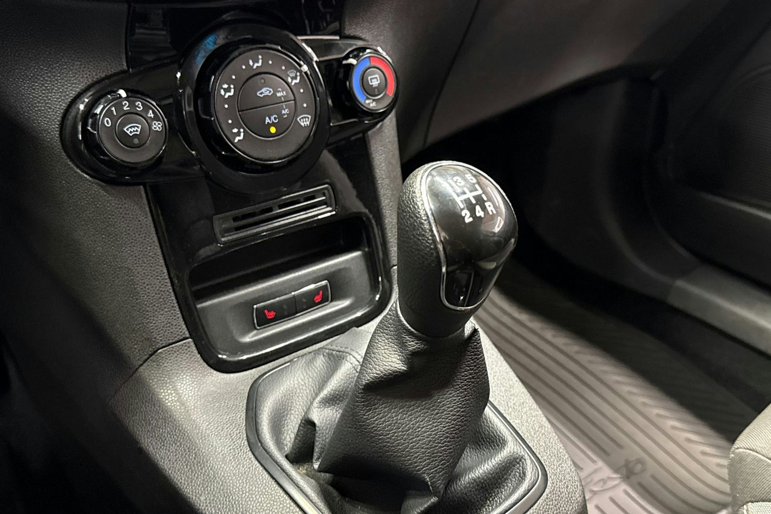 sininen Ford Fiesta Van 2016 kuva 21.