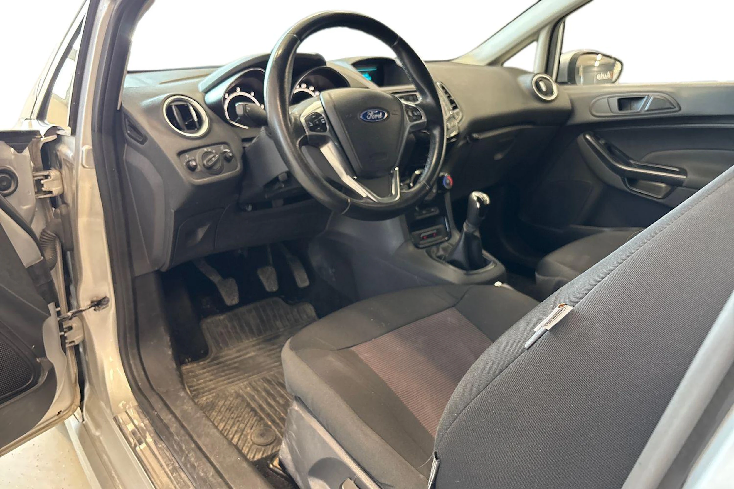 Harmaa Ford Fiesta Van 2016 kuva 3.