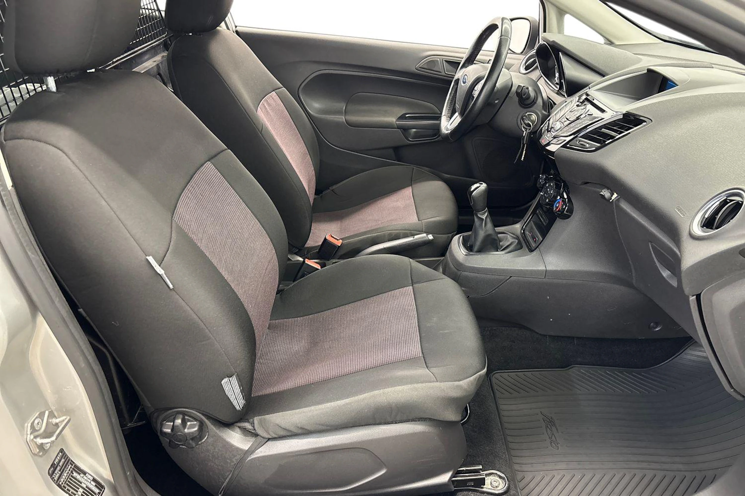 Harmaa Ford Fiesta Van 2016 kuva 11.