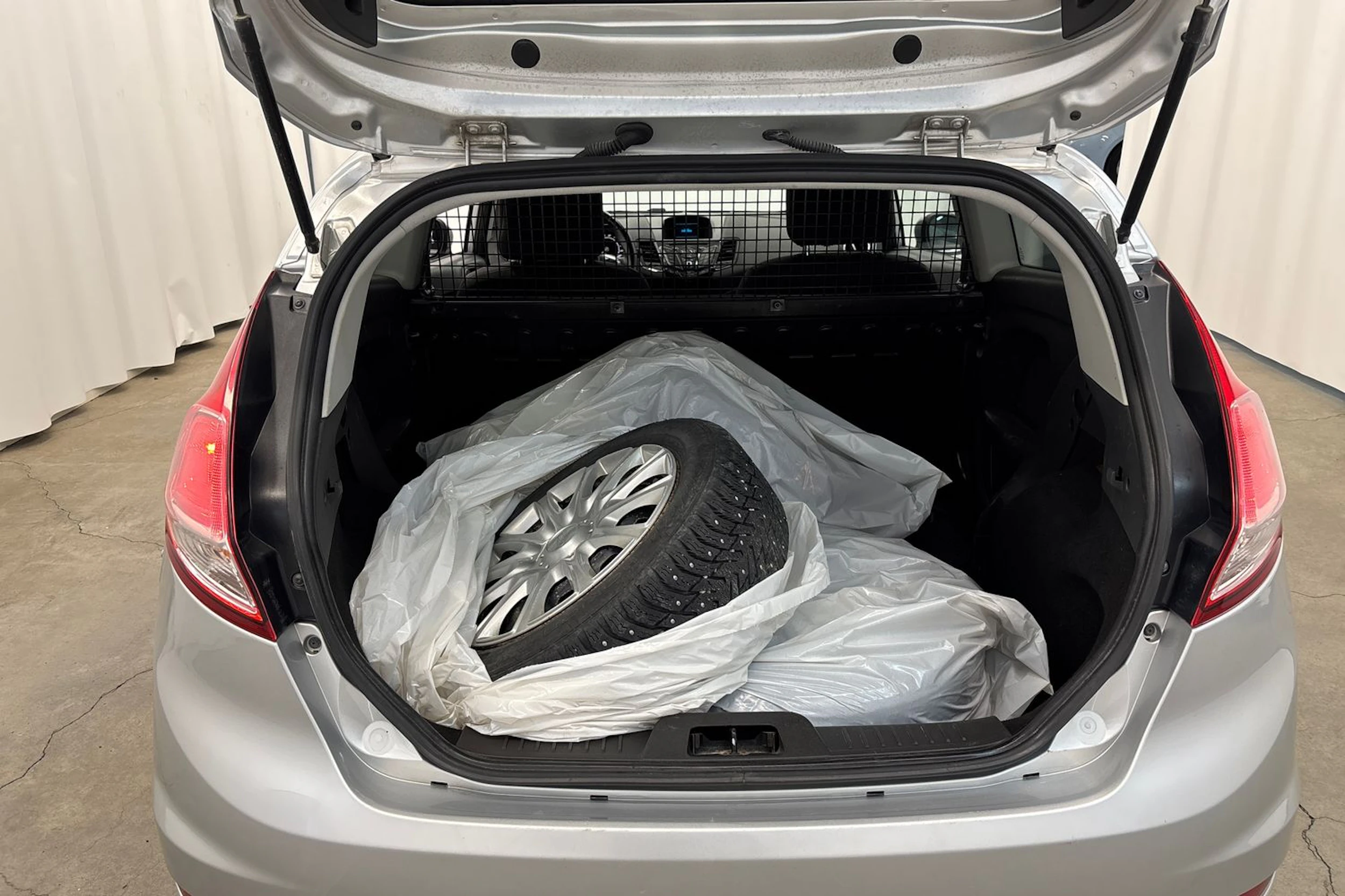 Harmaa Ford Fiesta Van 2016 kuva 16.