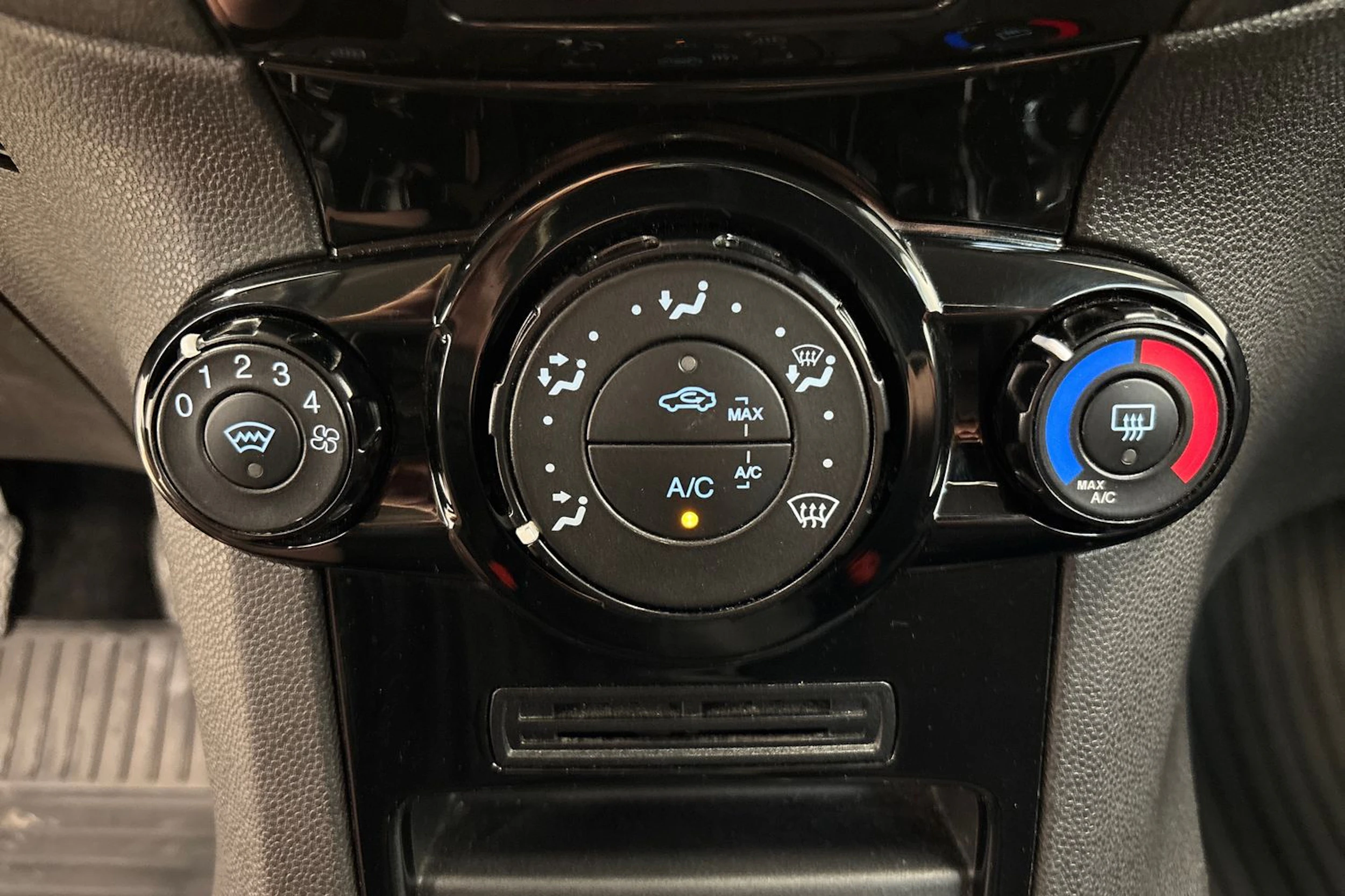 Harmaa Ford Fiesta Van 2016 kuva 21.