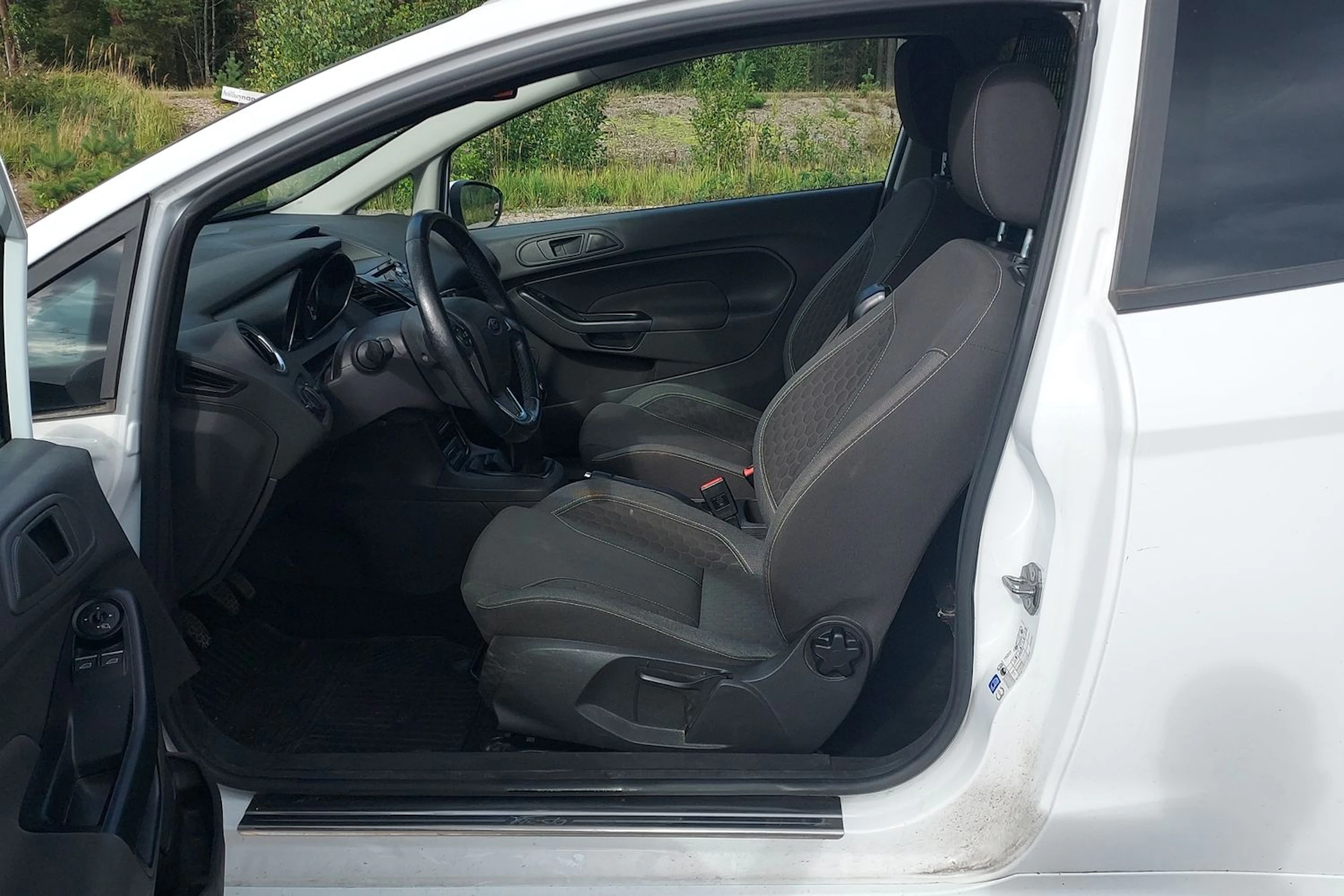 valkoinen Ford Fiesta Van 2017 kuva 4.