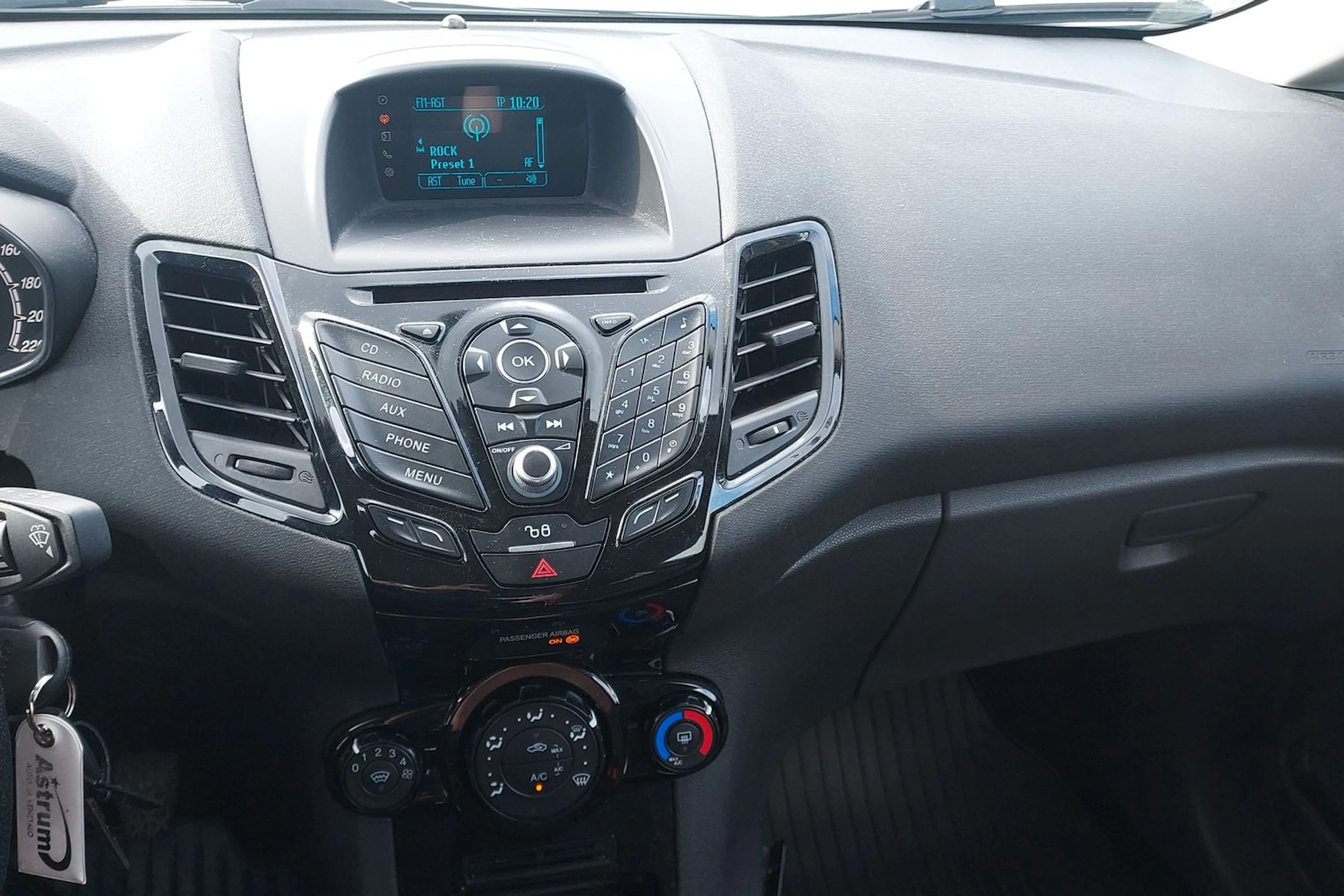 valkoinen Ford Fiesta Van 2017 kuva 6.