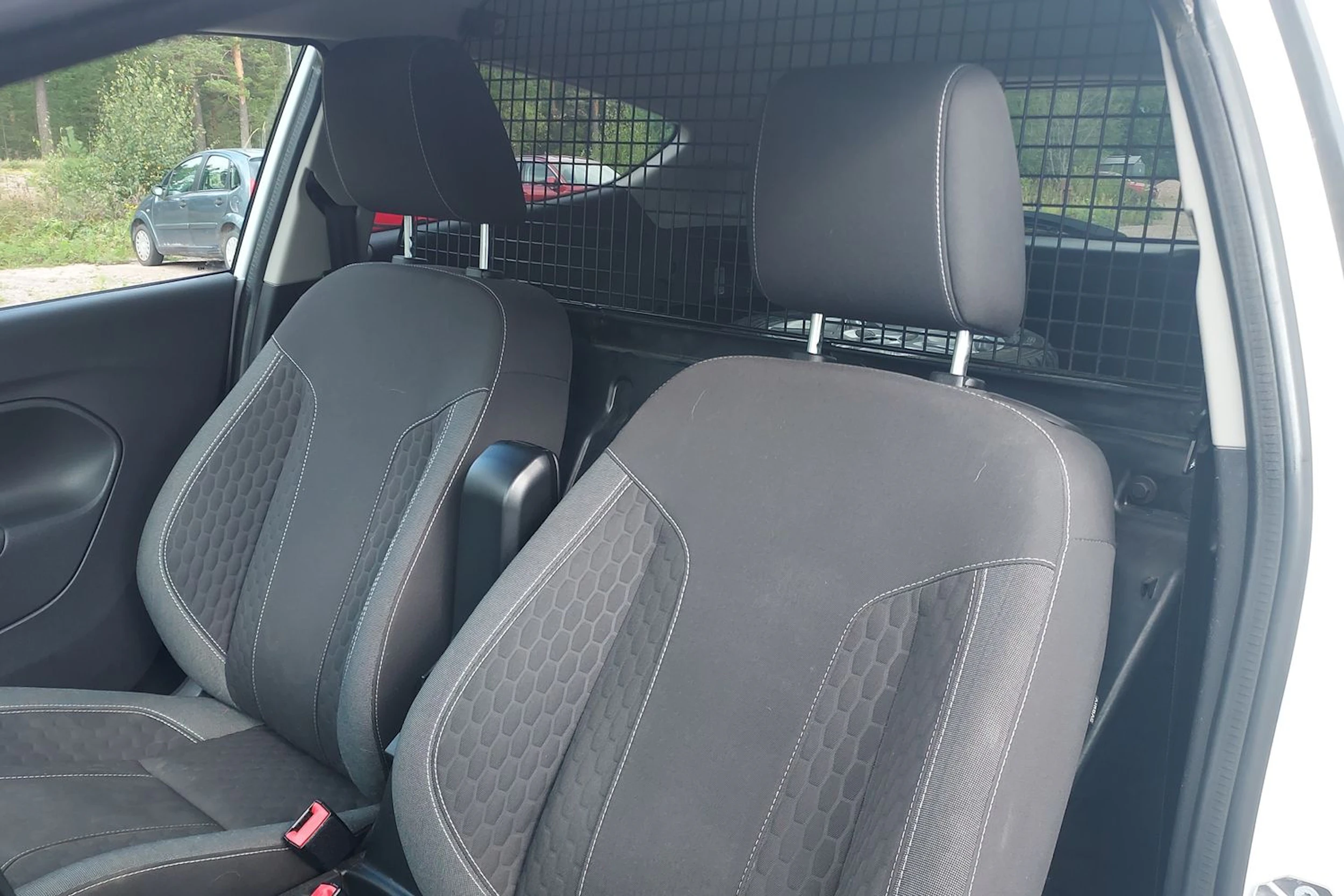 valkoinen Ford Fiesta Van 2017 kuva 7.