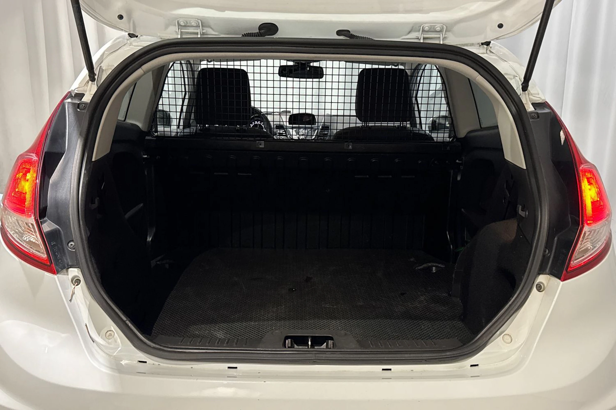 valkoinen Ford Fiesta Van 2017 kuva 12.