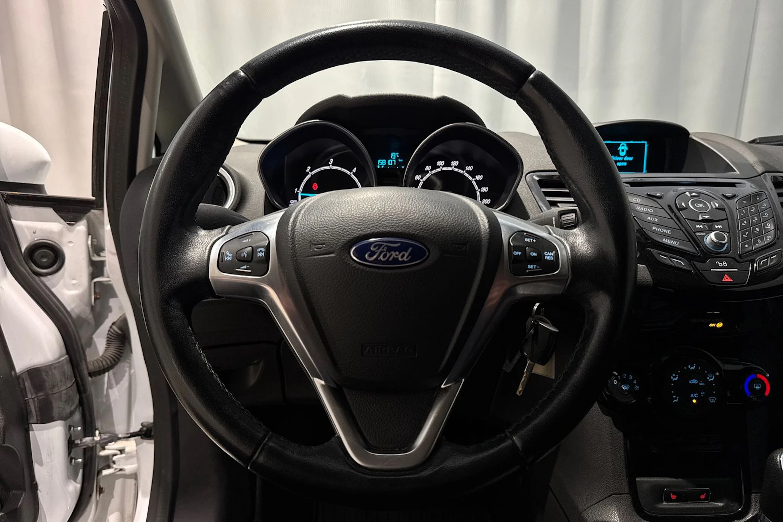 valkoinen Ford Fiesta Van 2017 kuva 13.