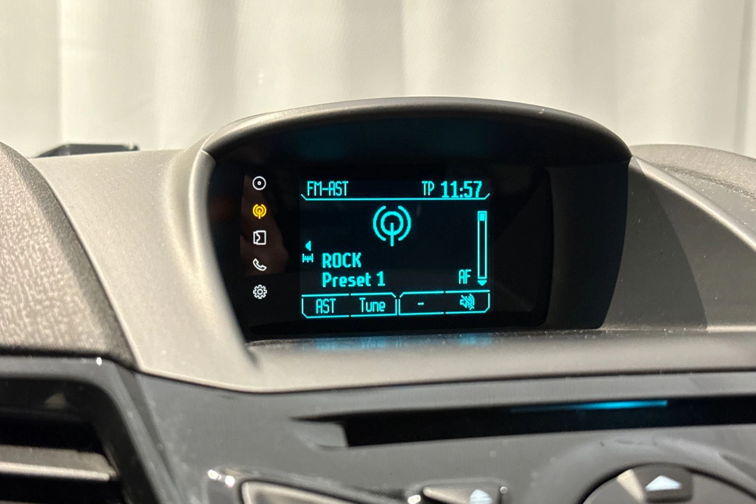 valkoinen Ford Fiesta Van 2017 kuva 15.