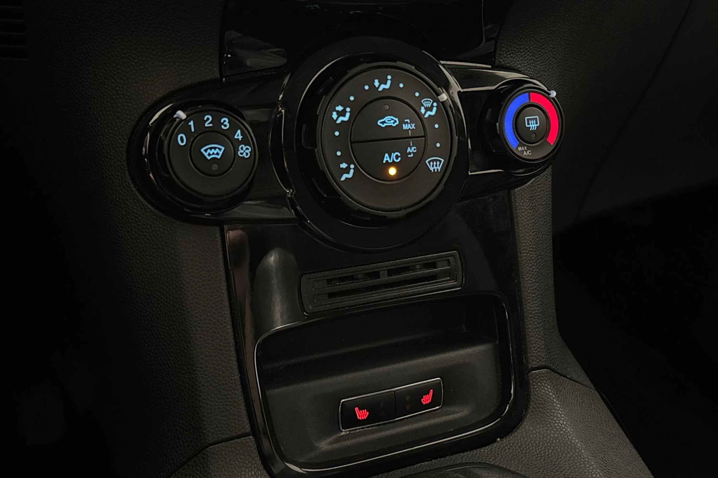 valkoinen Ford Fiesta Van 2017 kuva 18.