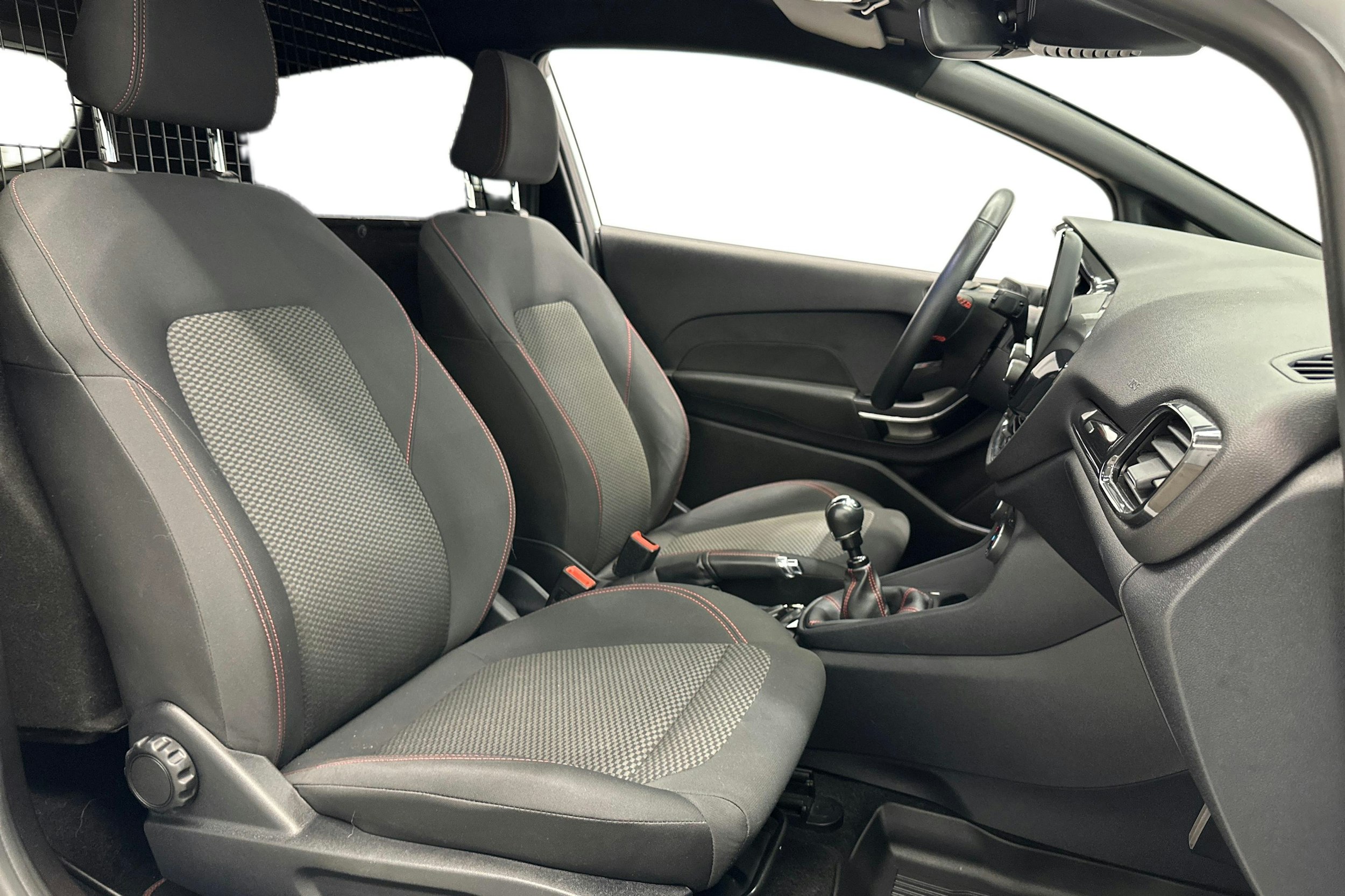 valkoinen Ford Fiesta Van 2021 kuva 12.