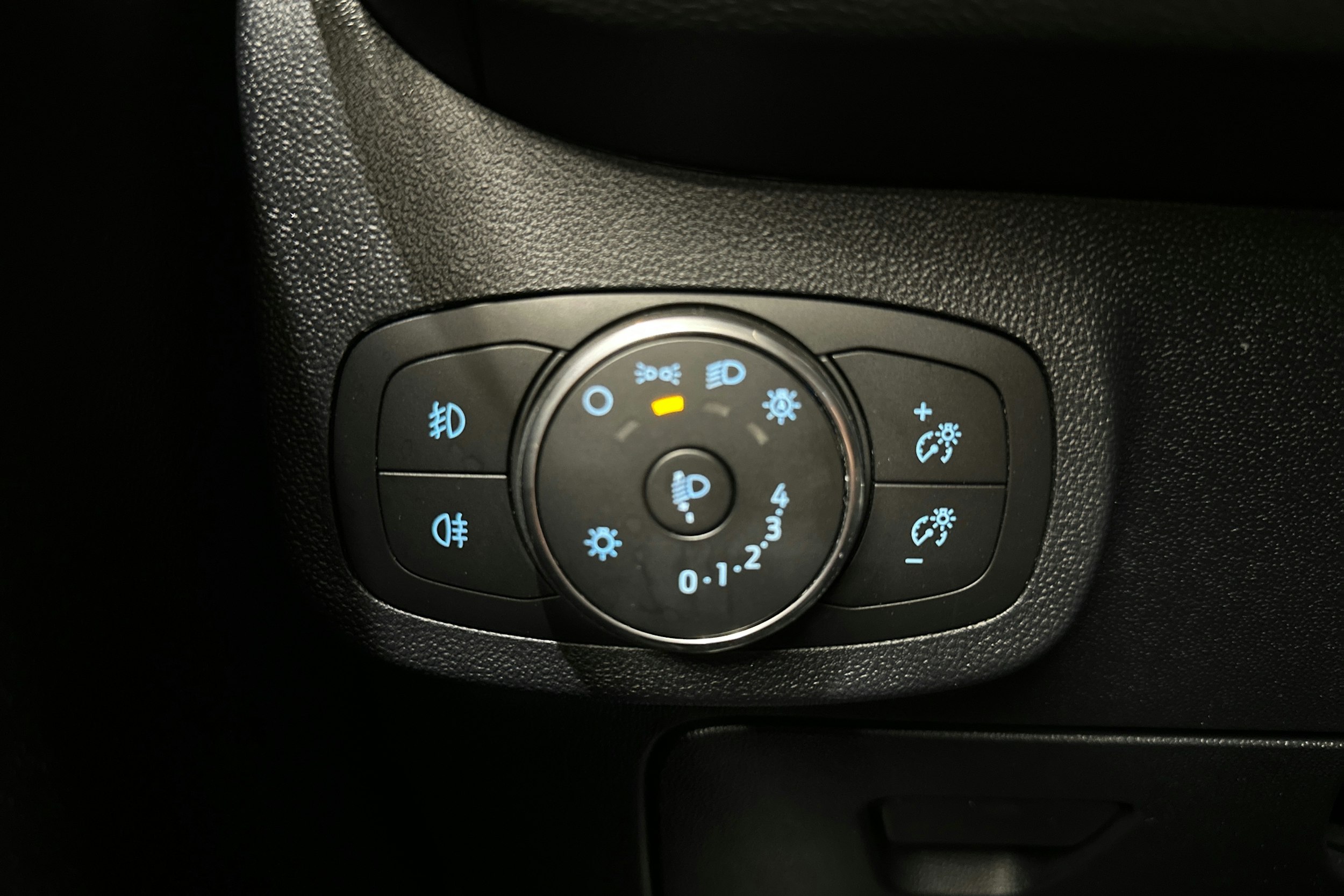 valkoinen Ford Fiesta Van 2021 kuva 19.