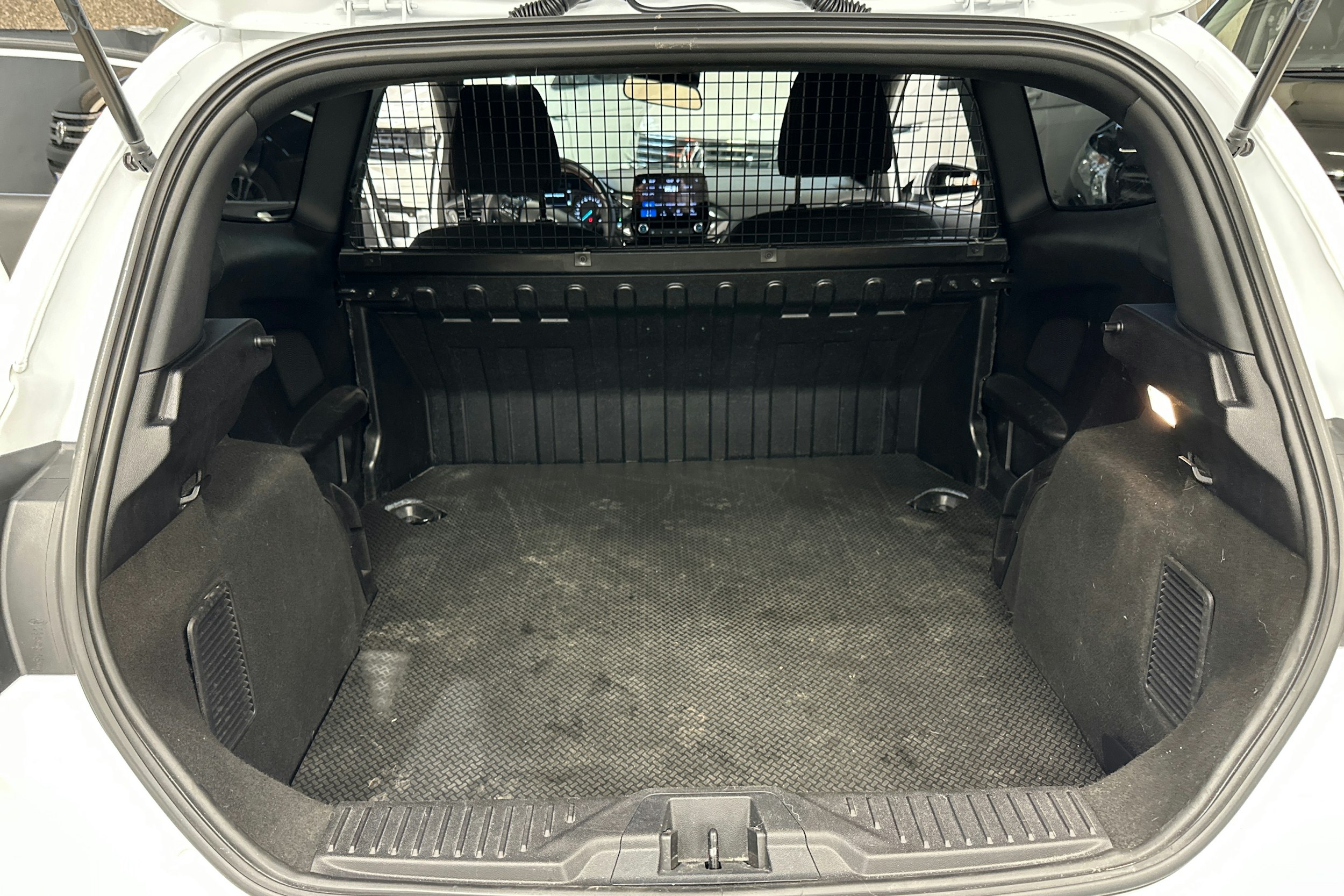 valkoinen Ford Fiesta Van 2021 kuva 20.