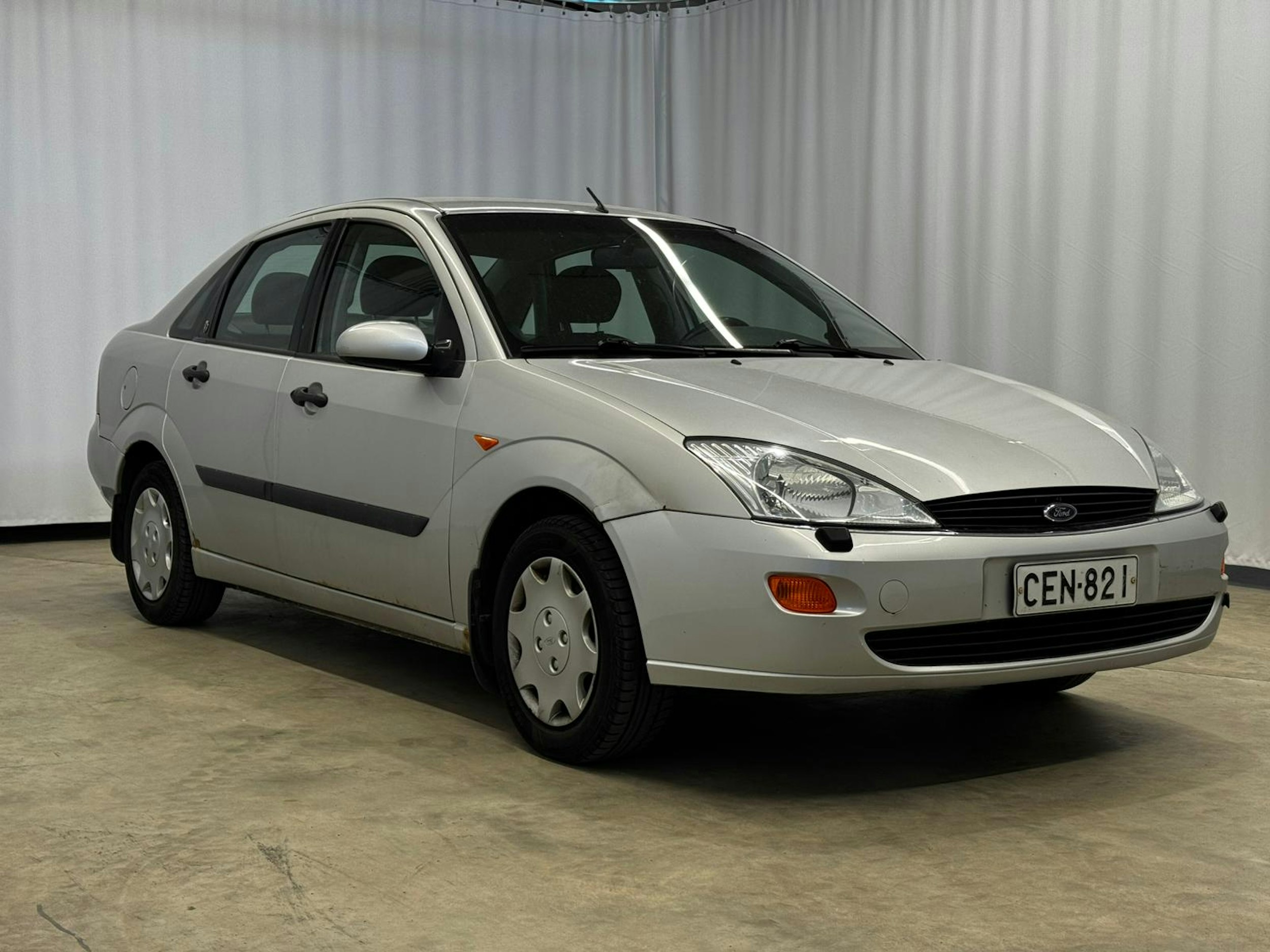 harmaa Ford Focus 2000 kuva 1.