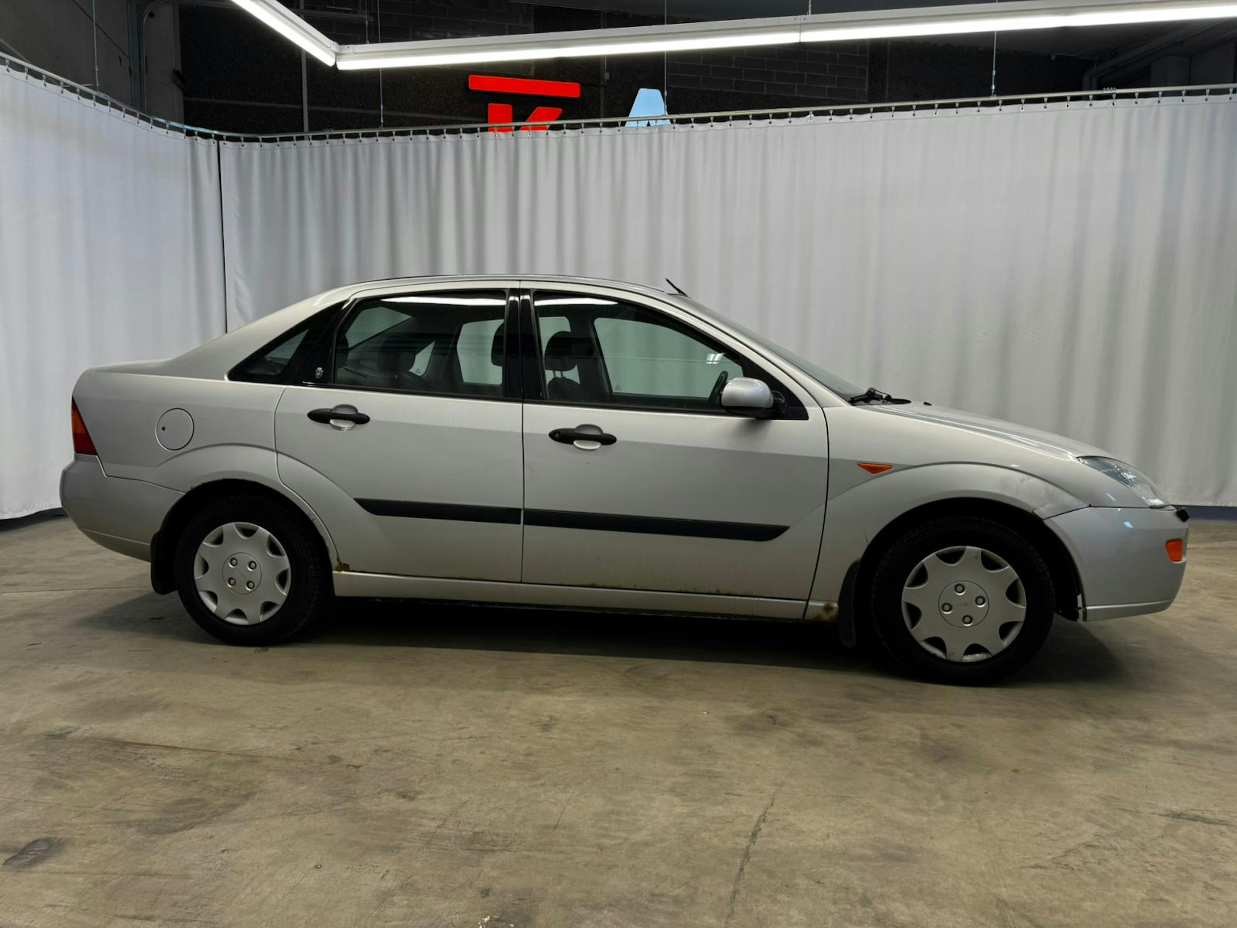harmaa Ford Focus 2000 kuva 3.