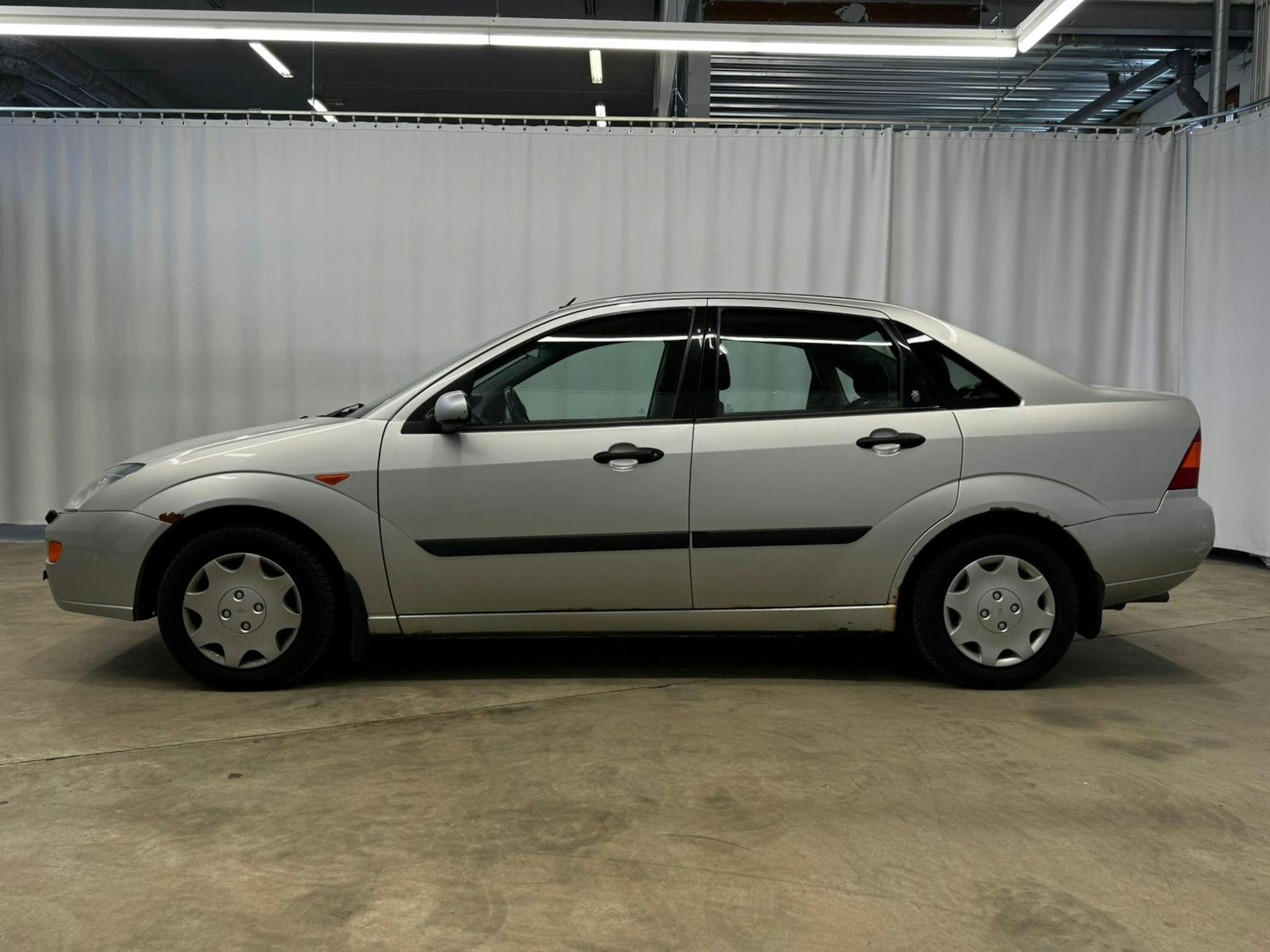 harmaa Ford Focus 2000 kuva 7.