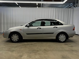 harmaa Ford Focus 2000 kuva 7.