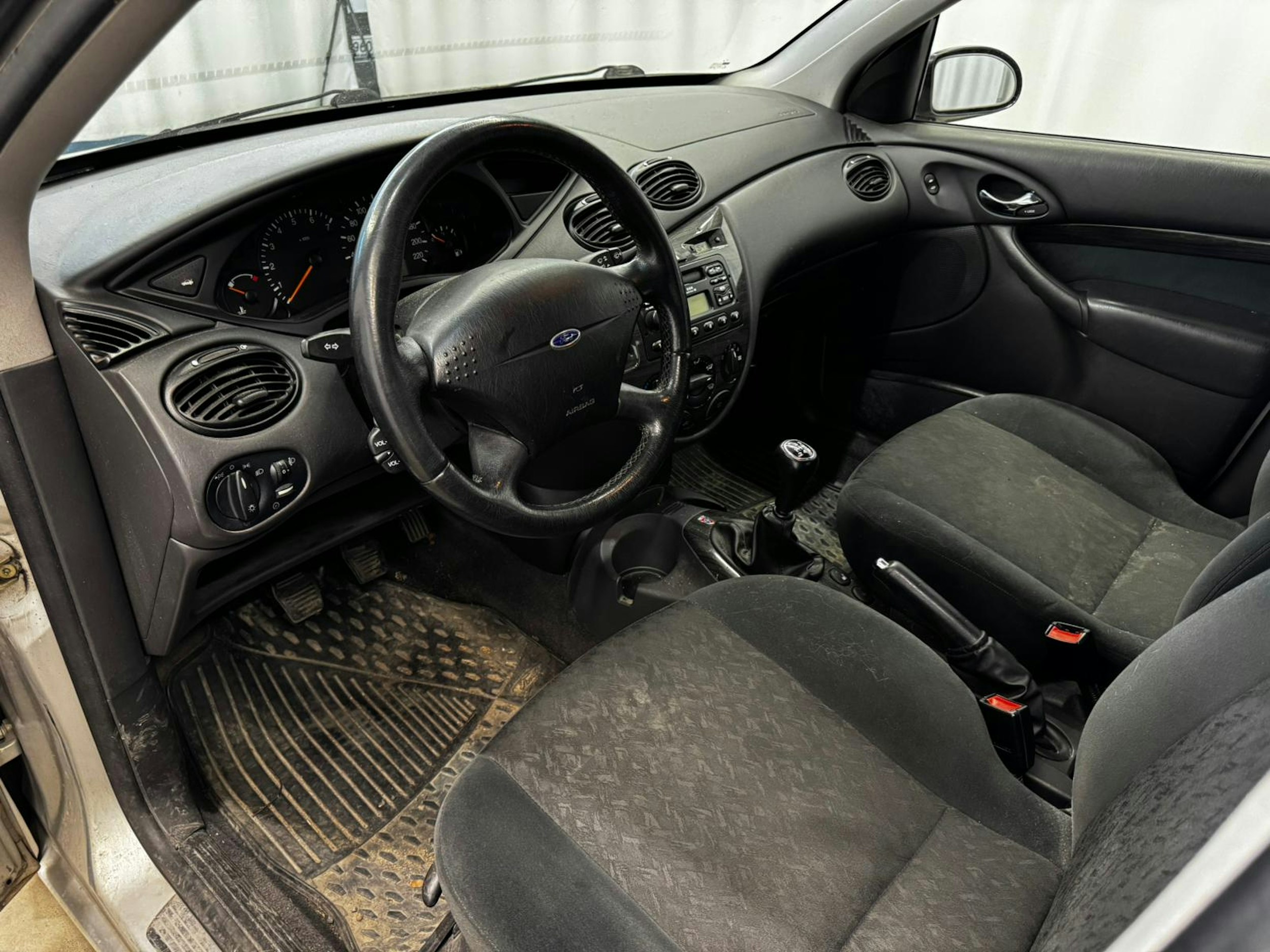 harmaa Ford Focus 2000 kuva 9.