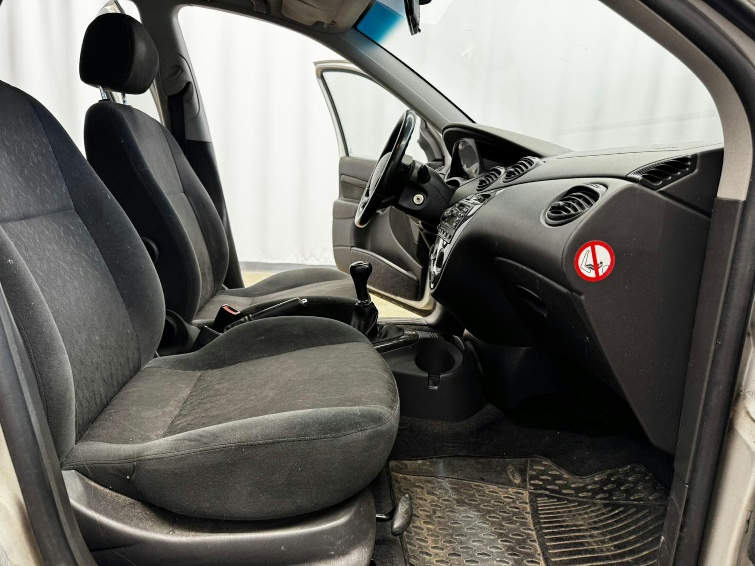 harmaa Ford Focus 2000 kuva 11.