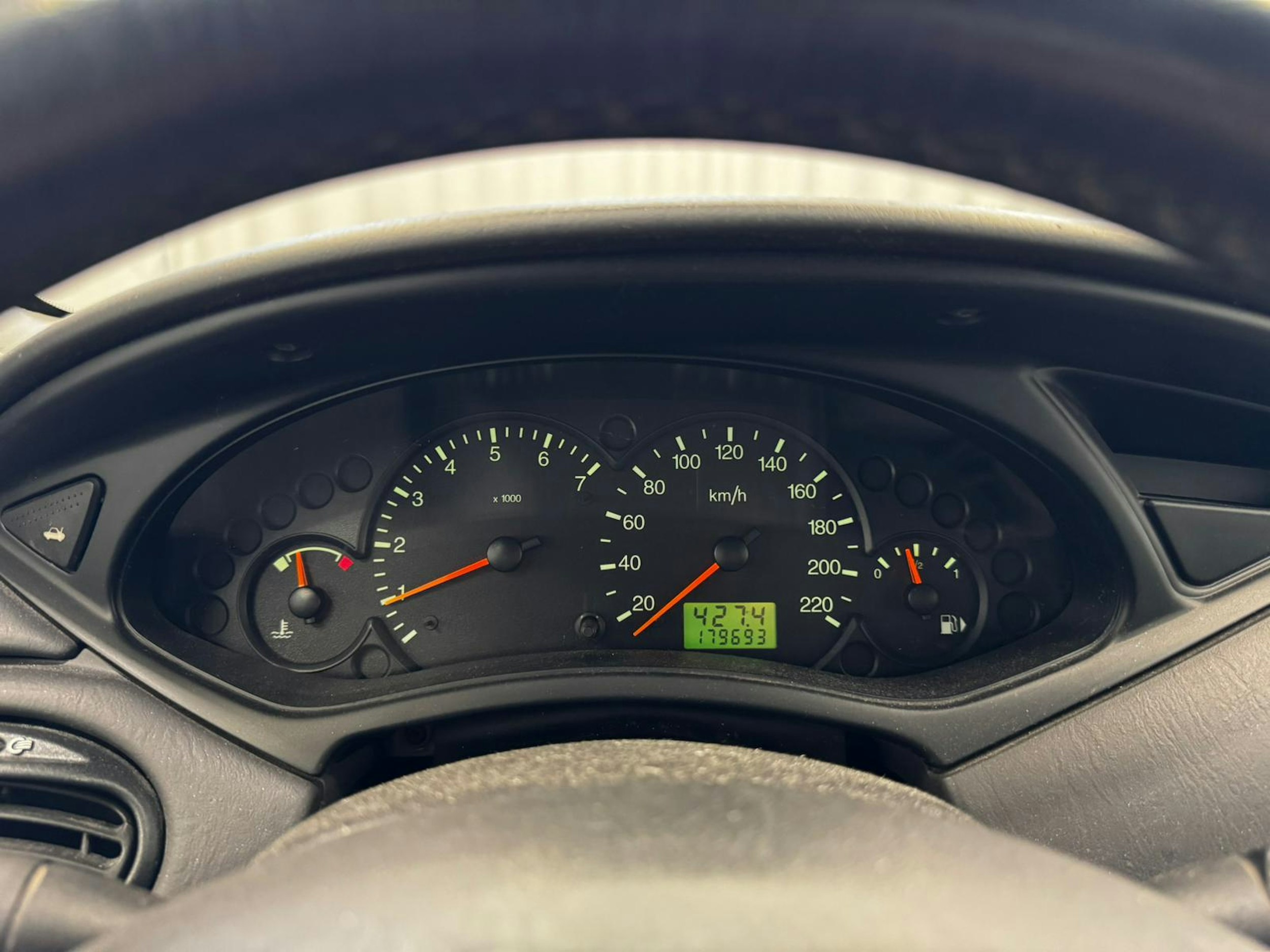 harmaa Ford Focus 2000 kuva 19.