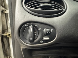 harmaa Ford Focus 2000 kuva 21.