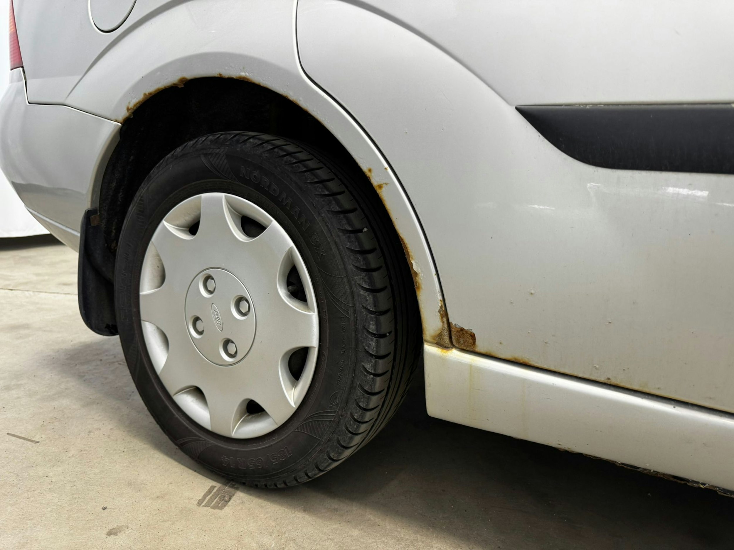 harmaa Ford Focus 2000 kuva 26.