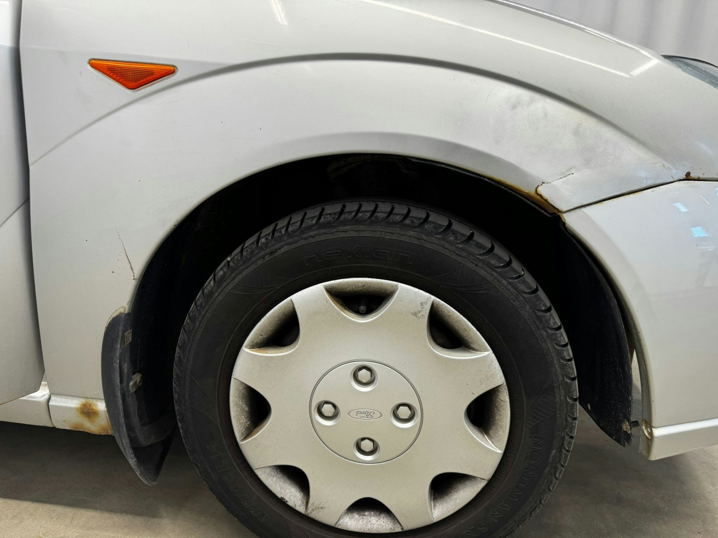 harmaa Ford Focus 2000 kuva 29.