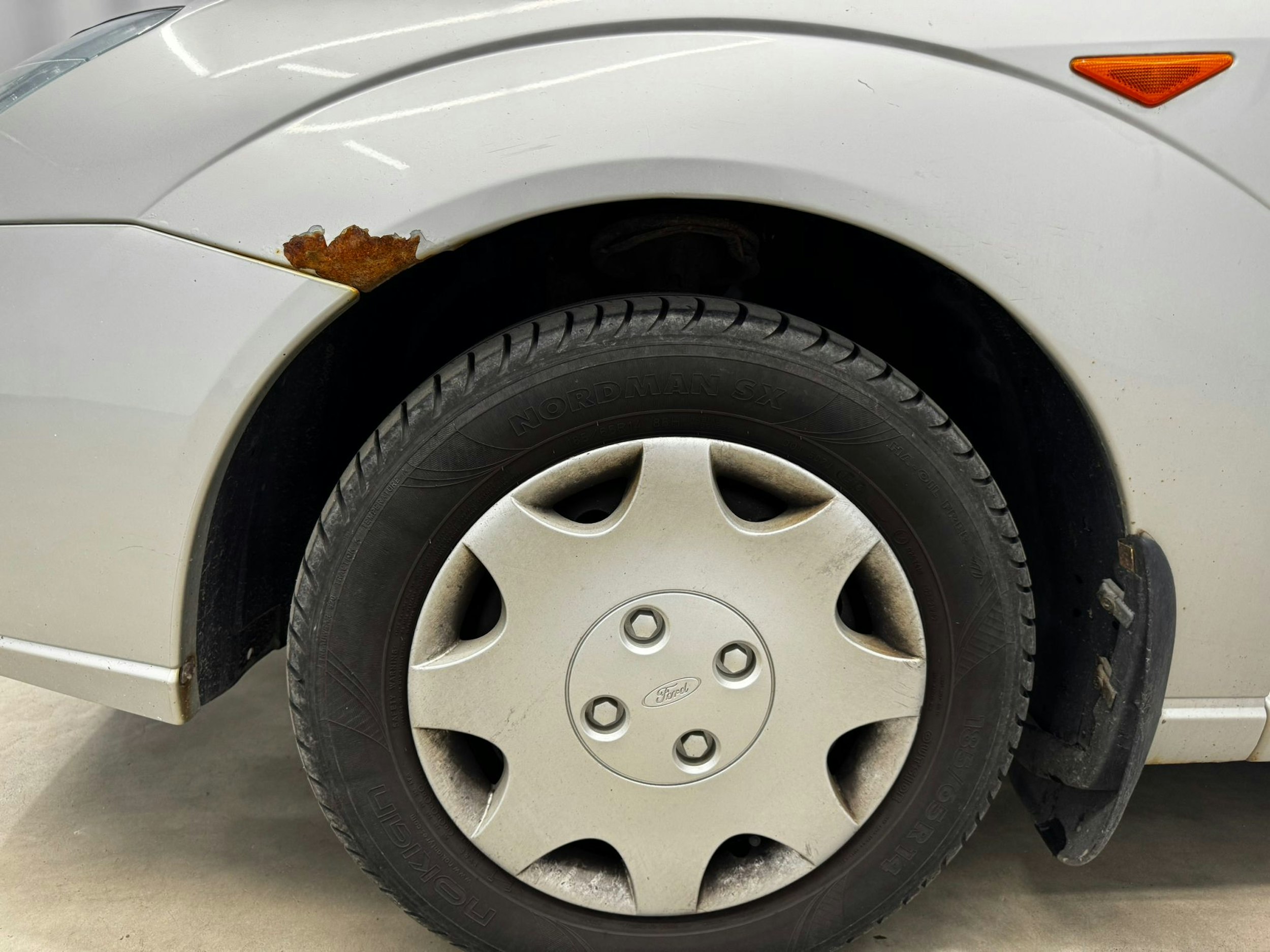 harmaa Ford Focus 2000 kuva 30.