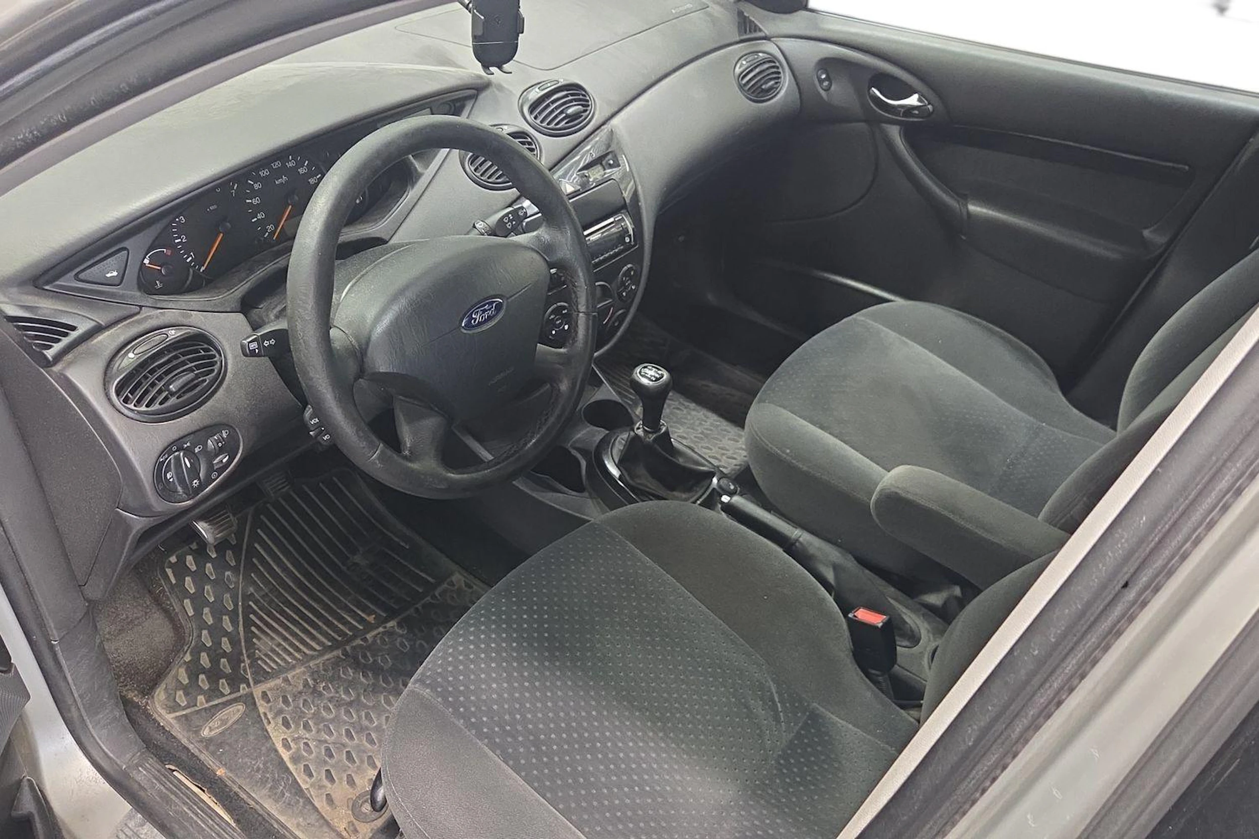 harmaa Ford Focus 2002 kuva 3.