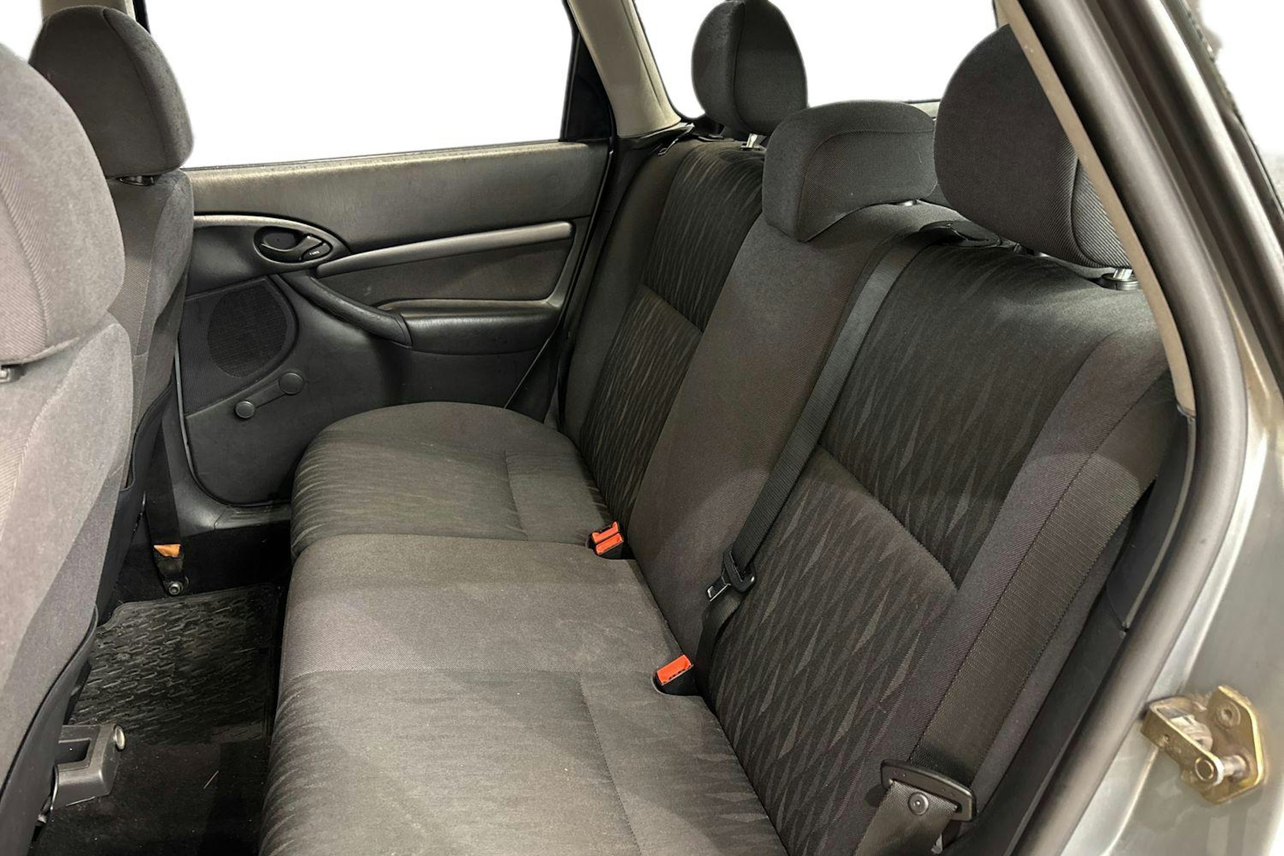 harmaa Ford Focus 2002 kuva 8.