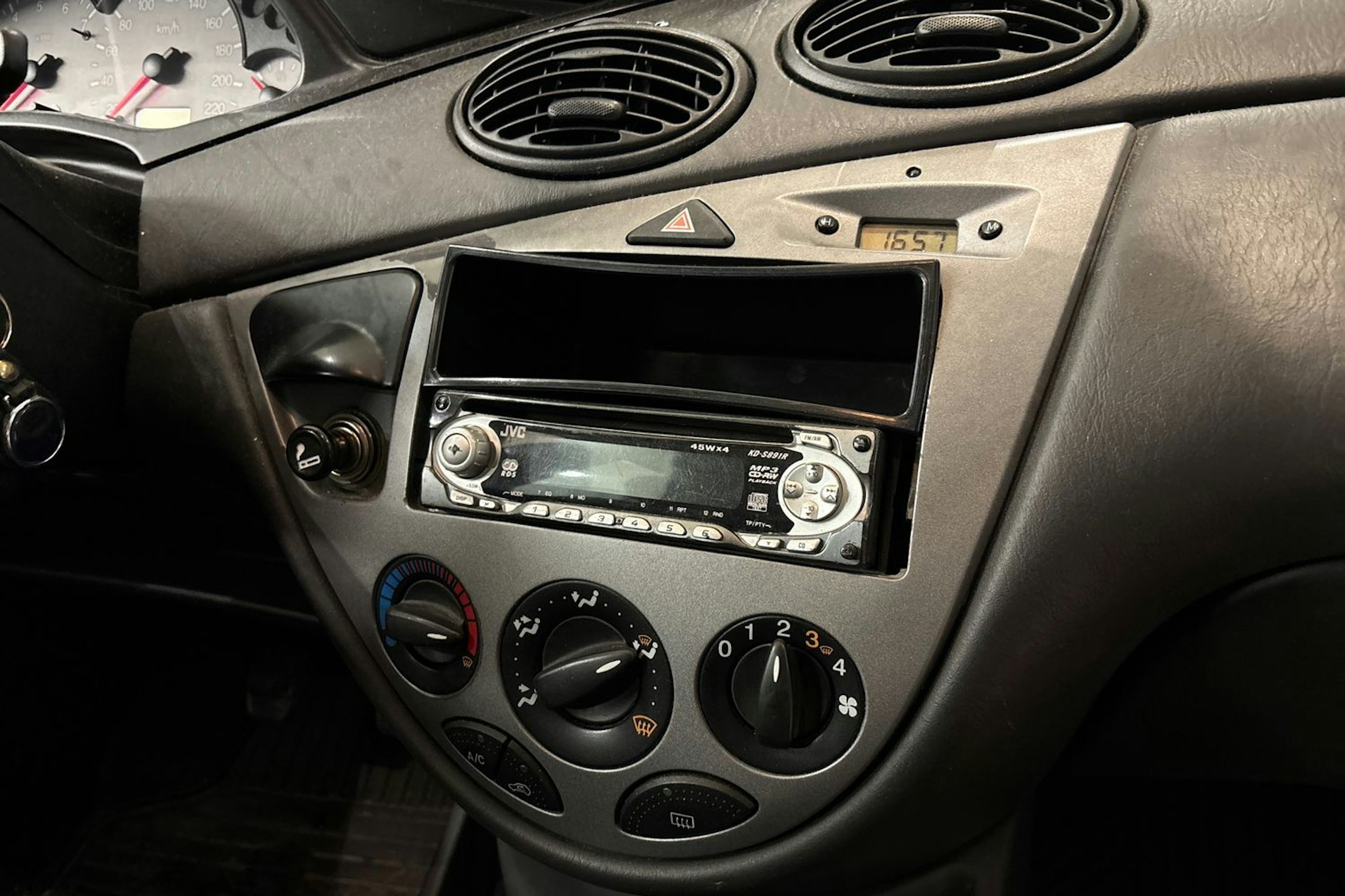 harmaa Ford Focus 2002 kuva 16.