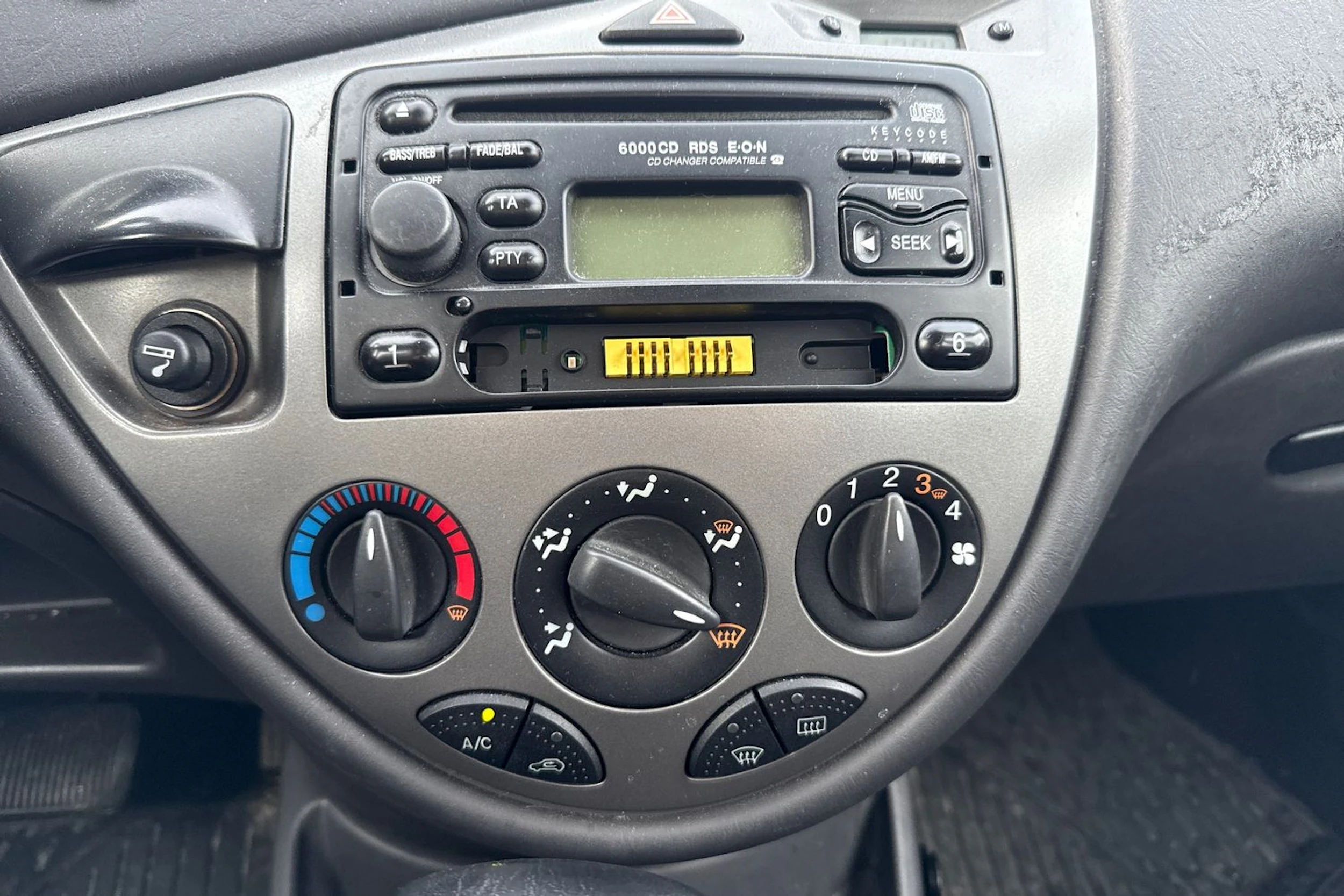 Ruskea (beige) Ford FOCUS 2004 kuva 16.