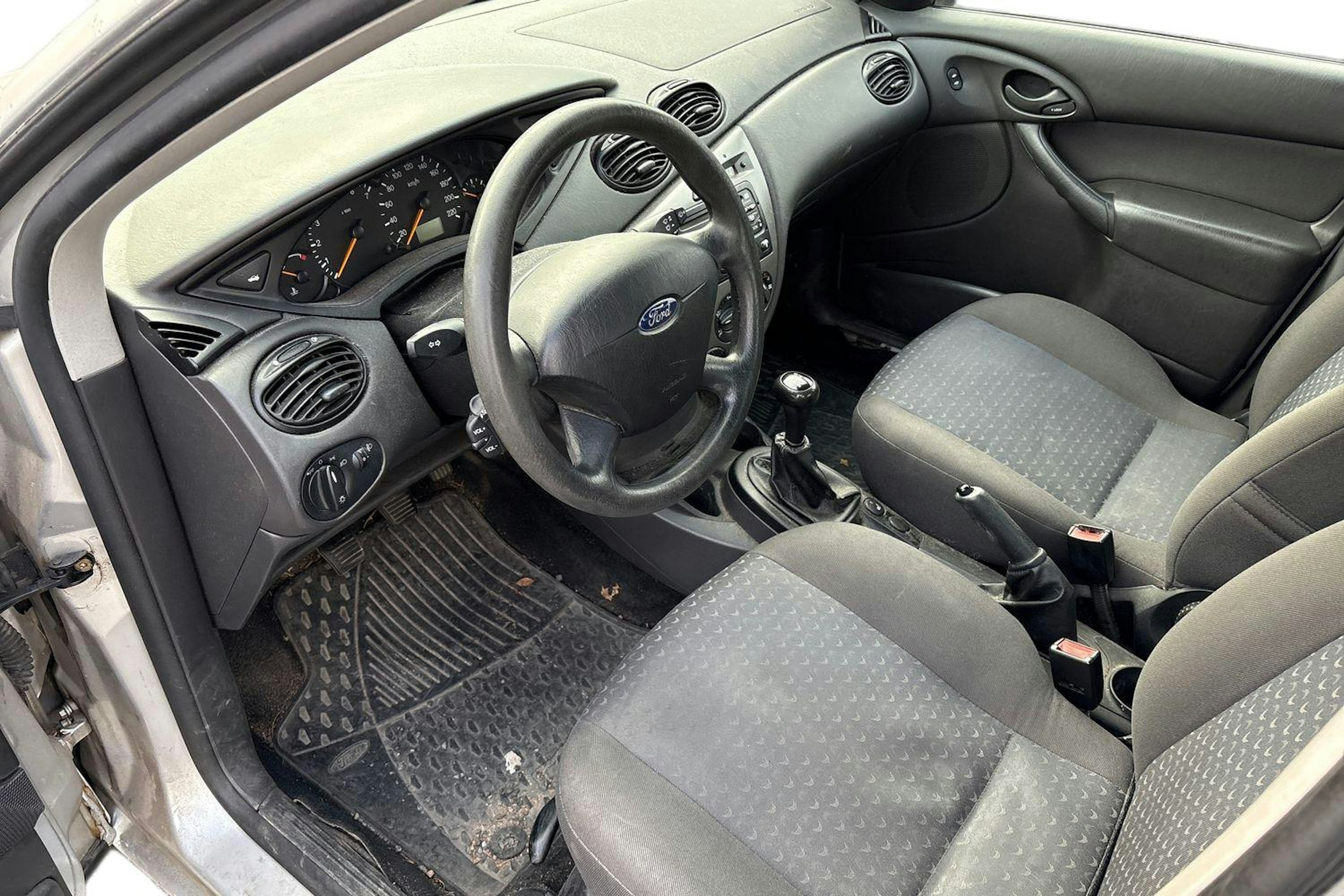 harmaa Ford Focus 2004 kuva 6.