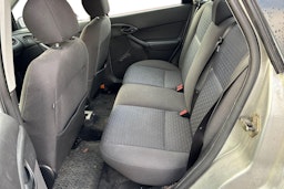 harmaa Ford Focus 2004 kuva 8.